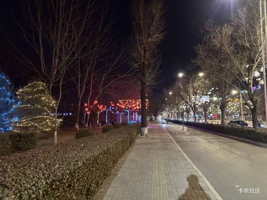 黑漆漆的公园，只有我一个人

回想前年在这里瘫痪了半个月，每天靠抖音0.01塔斯丁续命11 / 作者:努力优秀_ / 