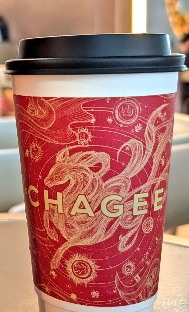 霸王茶姬也换新包装了，但是好像也就这几天有。


53 / 作者:秋萤 / 