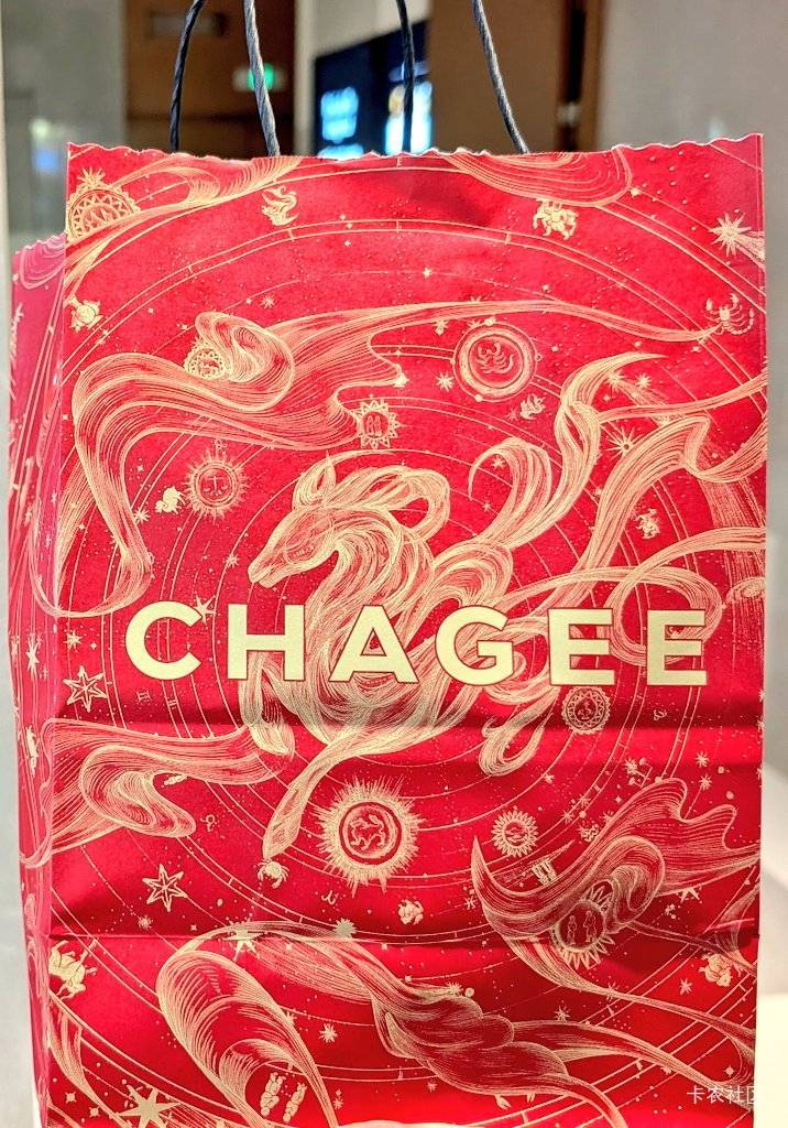 霸王茶姬也换新包装了，但是好像也就这几天有。


67 / 作者:秋萤 / 