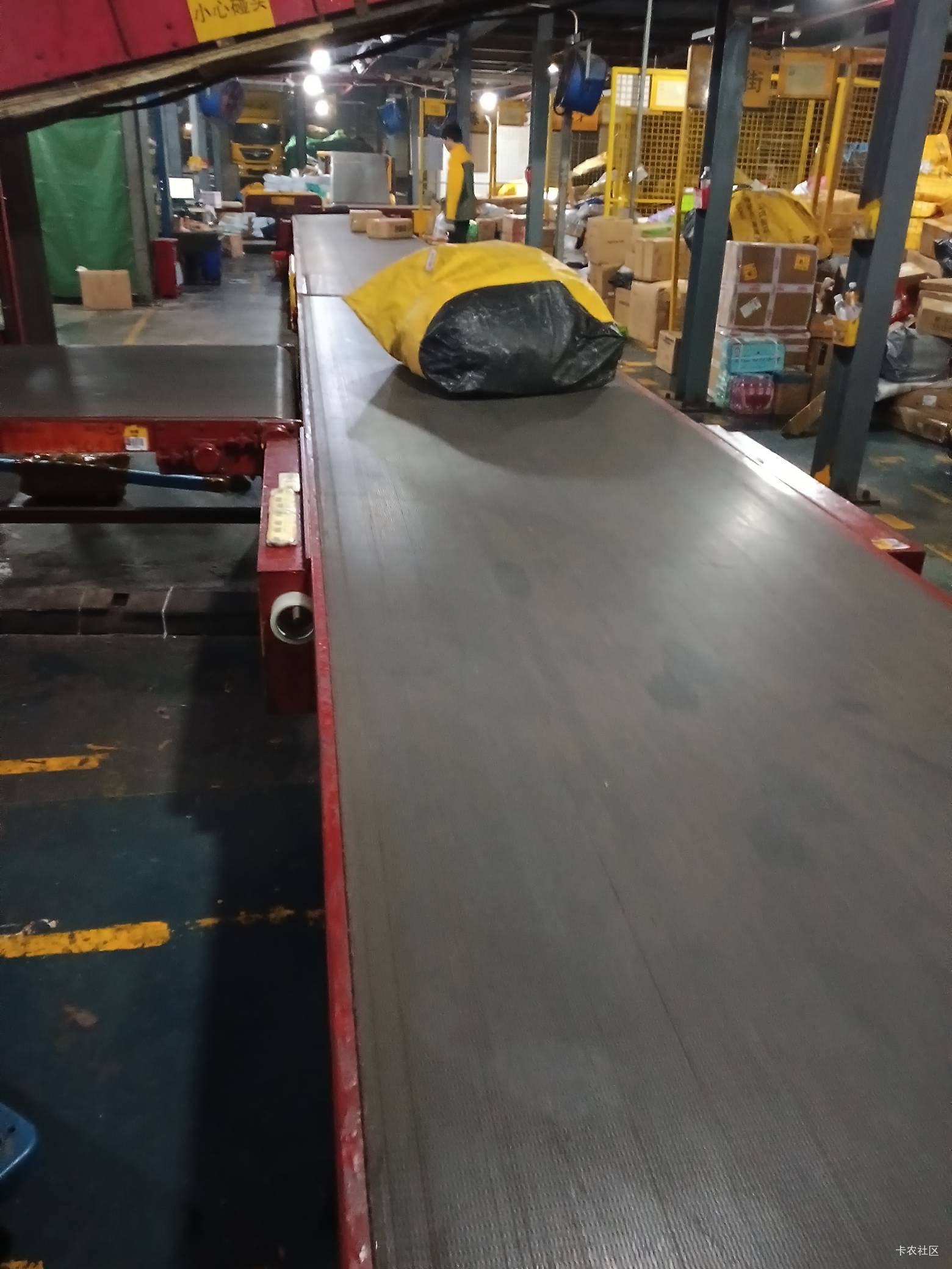 快递分拣也就这样吧跟对面挂壁老哥聊天


24 / 作者:涂家明针 / 