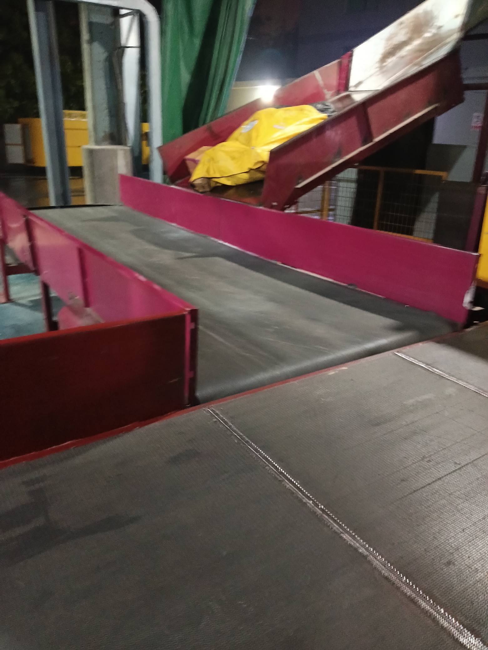 快递分拣也就这样吧跟对面挂壁老哥聊天


97 / 作者:涂家明针 / 