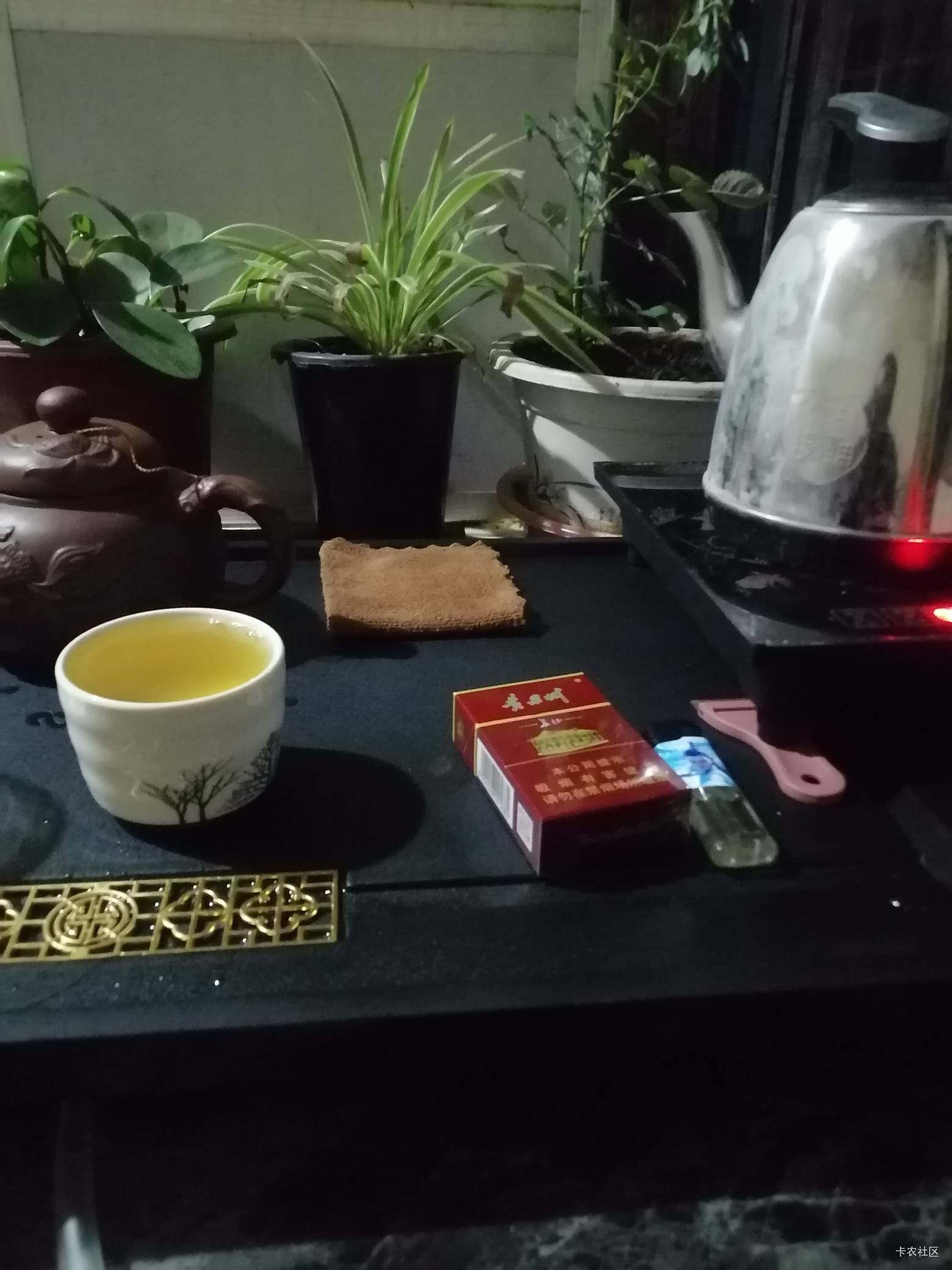 一个人呆家里喝了一天的茶，不知道去干啥，也没一技之长，跑外卖一天就一百多一点，烦17 / 作者:一花一草一个人 / 