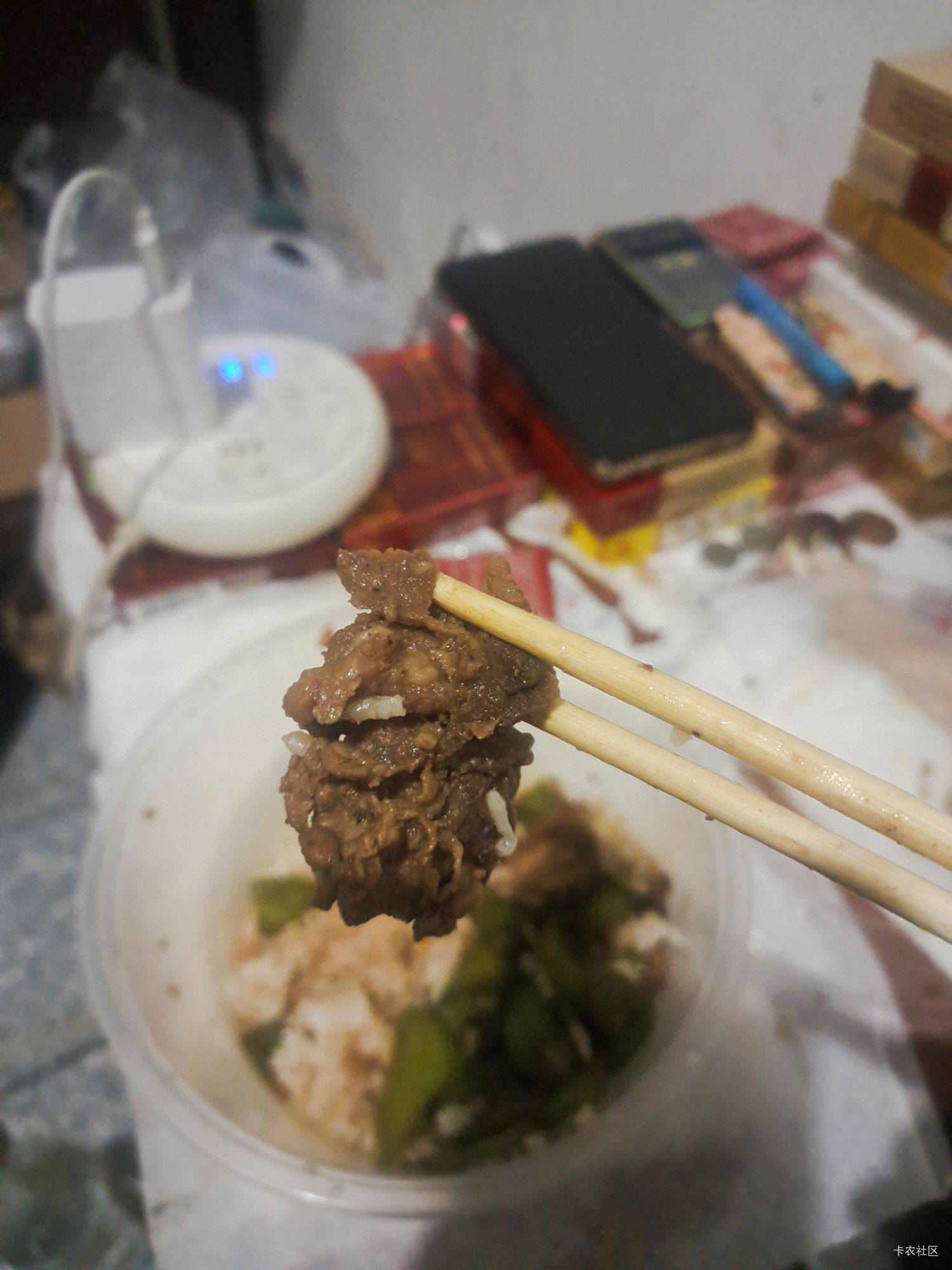 辣椒炒肉这块大是大，我不敢吃了哈哈哈看不清是啥肉，外卖点的，各种奇形怪状的肉，我83 / 作者:晒晒月亮 / 