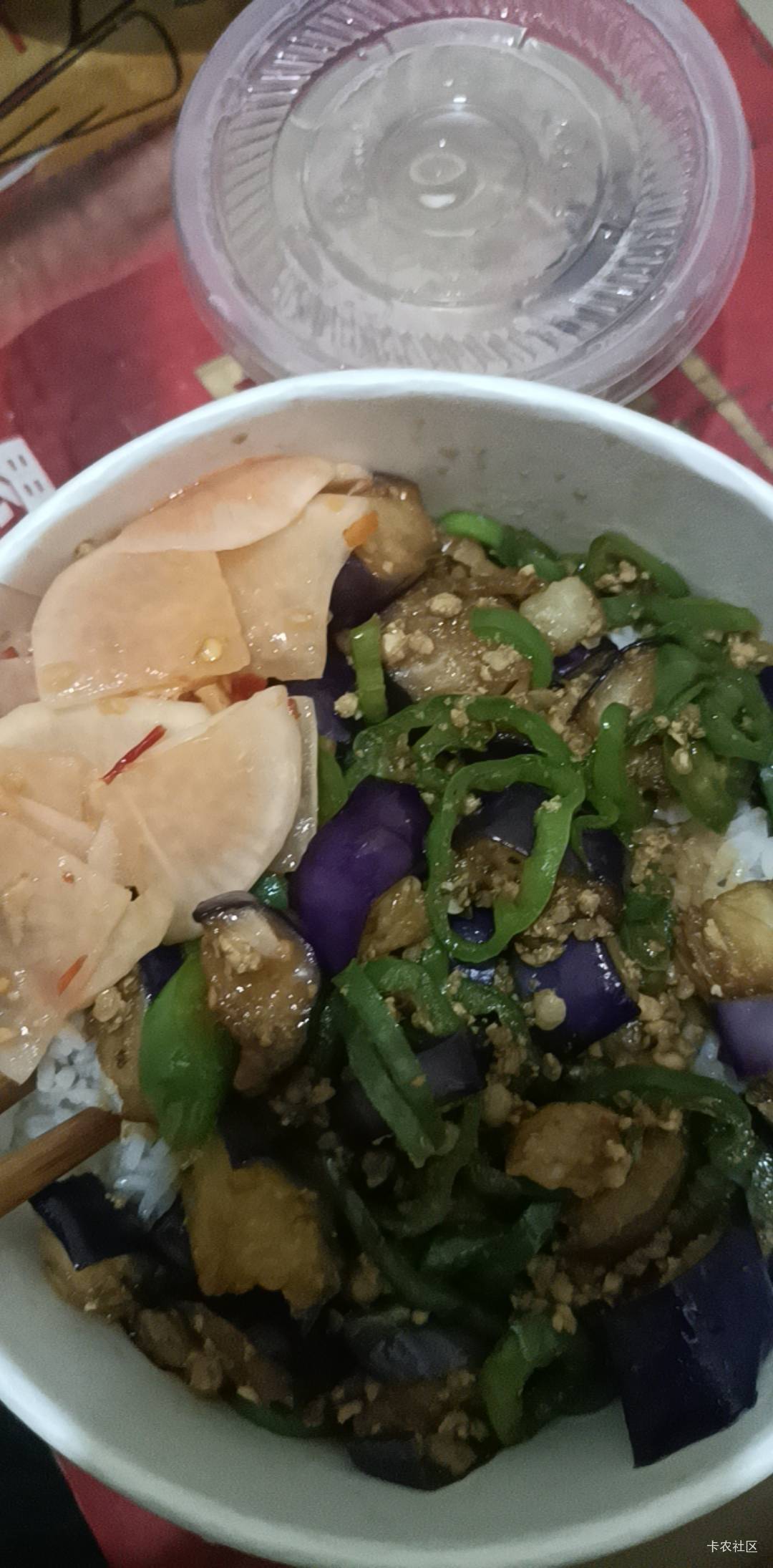 @素质低下 啵啵吃饭了，小美黄大妈木桶饭1块钱吃

83 / 作者:大荒 / 