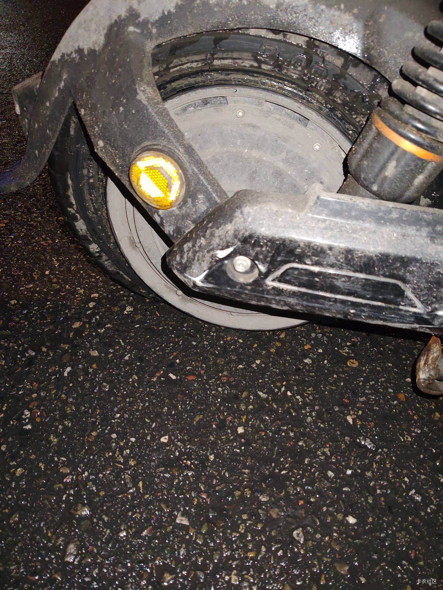 跑个外卖，大晚上的后车轮胎突然瞬间没气了，大马路上的平路又没压到钉子，我跑个几把4 / 作者:灰色枫叶 / 