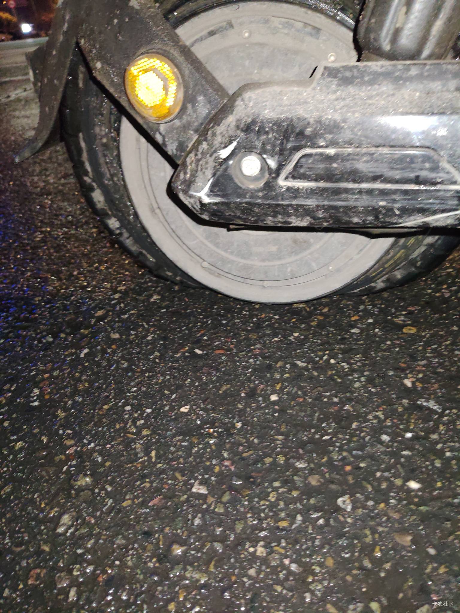 跑个外卖，大晚上的后车轮胎突然瞬间没气了，大马路上的平路又没压到钉子，我跑个几把13 / 作者:灰色枫叶 / 