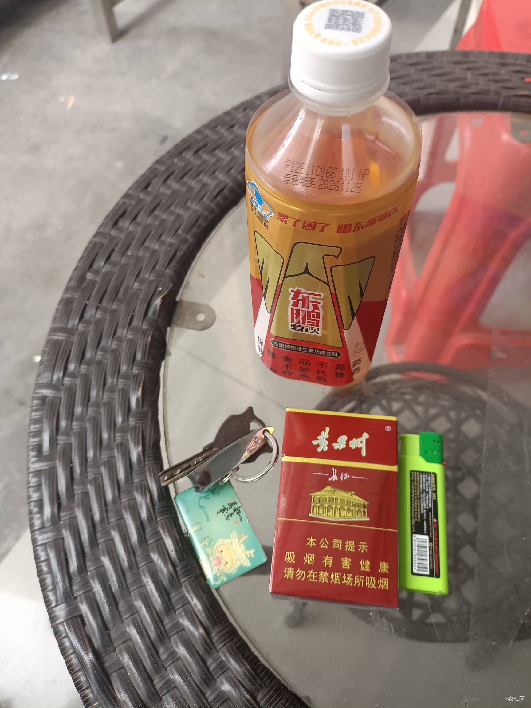 快一天没抽烟突然一抽走路都左摇右晃，赶紧买瓶甜水喝才缓和

56 / 作者:大荒 / 