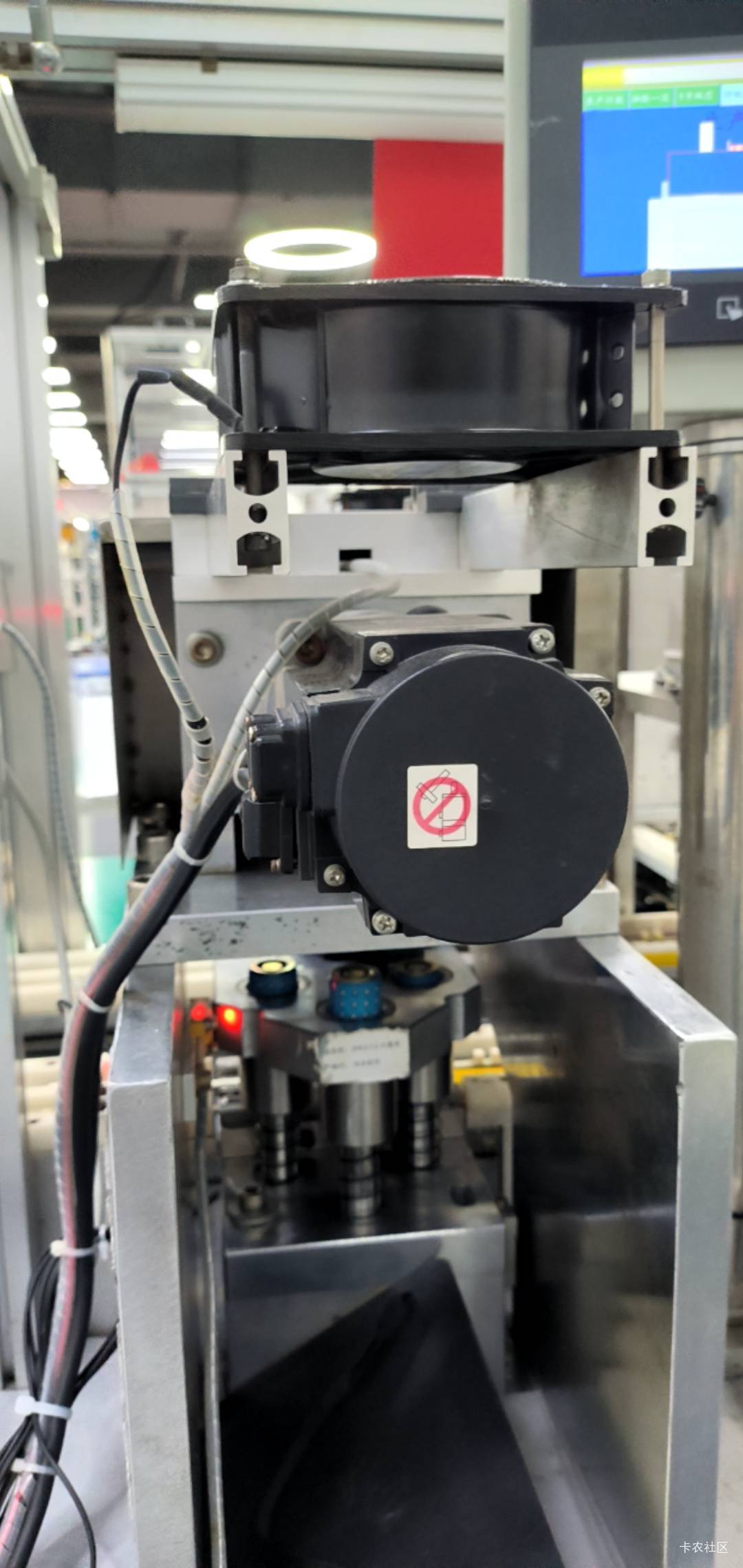 老哥们撑不住了，还是进厂了，开机器。干的慢，人家7点半休息了的，我要干到8点钟。唉58 / 作者:孤单的人qww / 