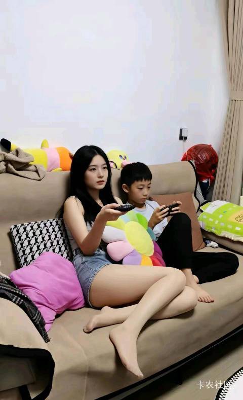 羡慕嘛？这是我老婆和我儿子。老婆漂亮，儿子聪明，家里很和谐。老婆19岁跟的我，现在65 / 作者:卡农饭店 / 