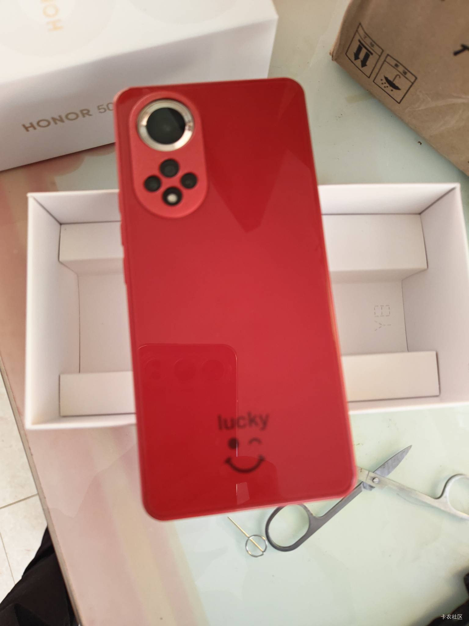 荣耀50谁要，系统流畅屏幕看着很舒适，原装无拆无修，300包邮，不议价。









89 / 作者:路人C / 