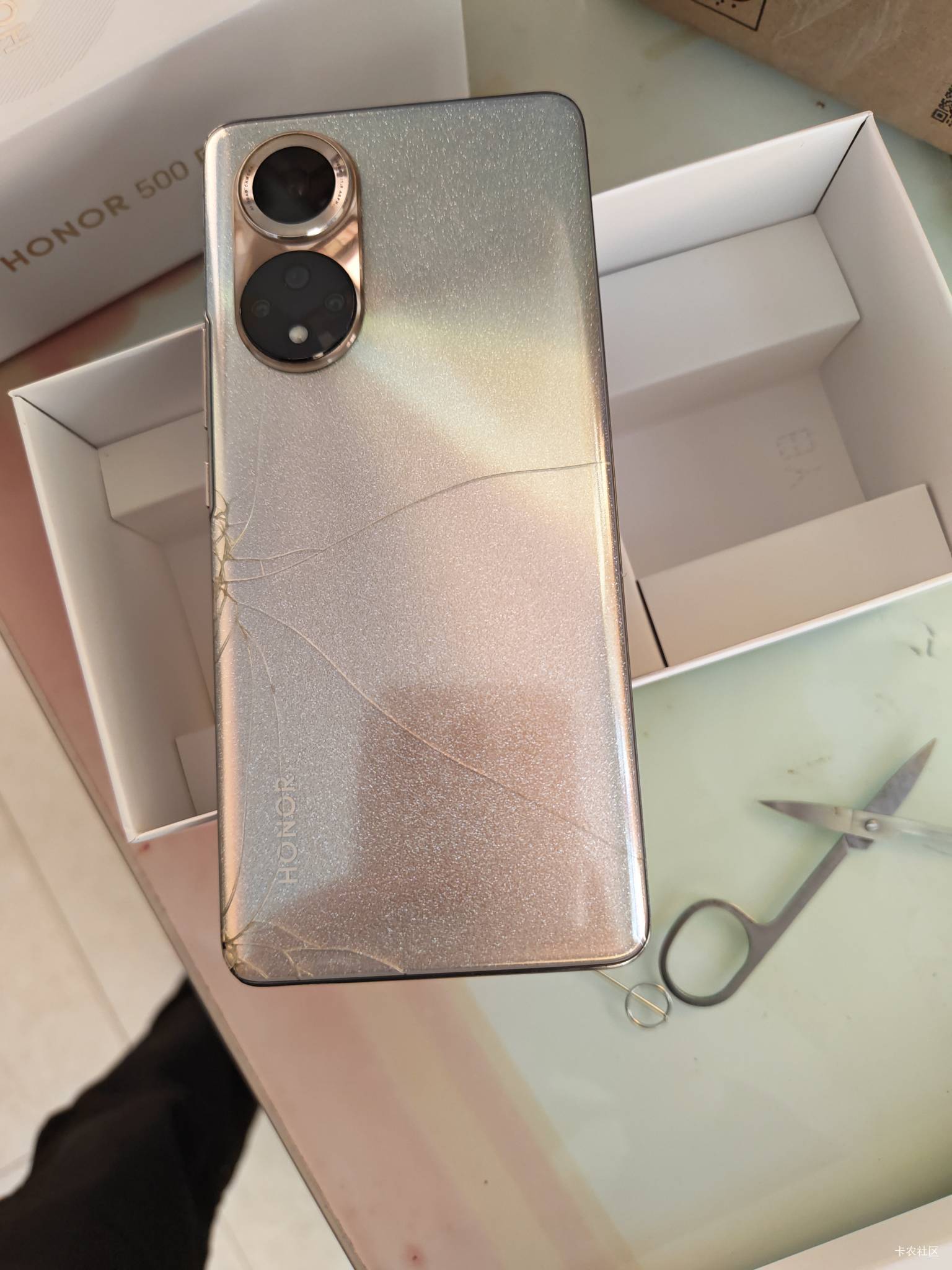 荣耀50谁要，系统流畅屏幕看着很舒适，原装无拆无修，300包邮，不议价。









55 / 作者:路人C / 