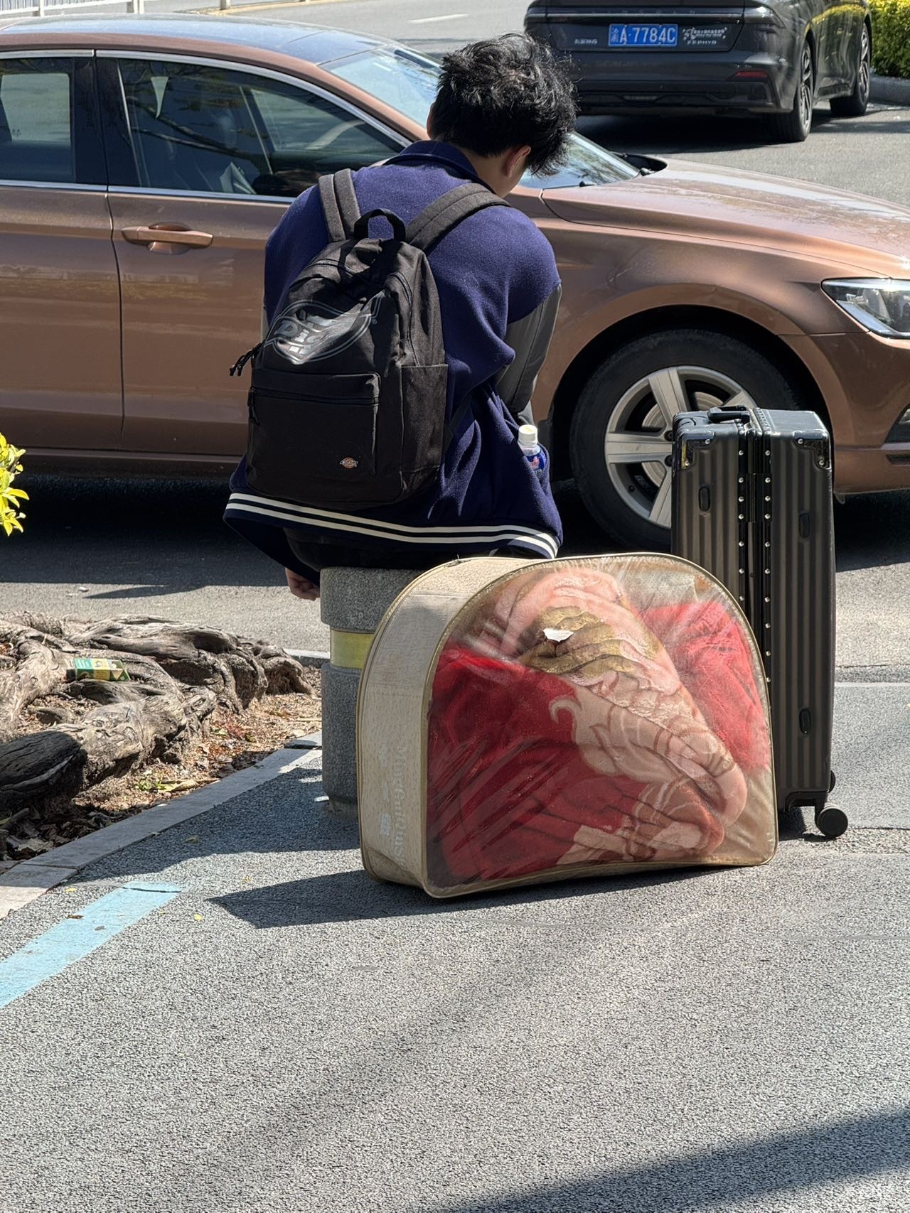 有的老哥我真是搞不懂，用着上万的苹果17promax高端手机去应聘打螺丝，你说他有钱吧，63 / 作者:入青云数亿万 / 