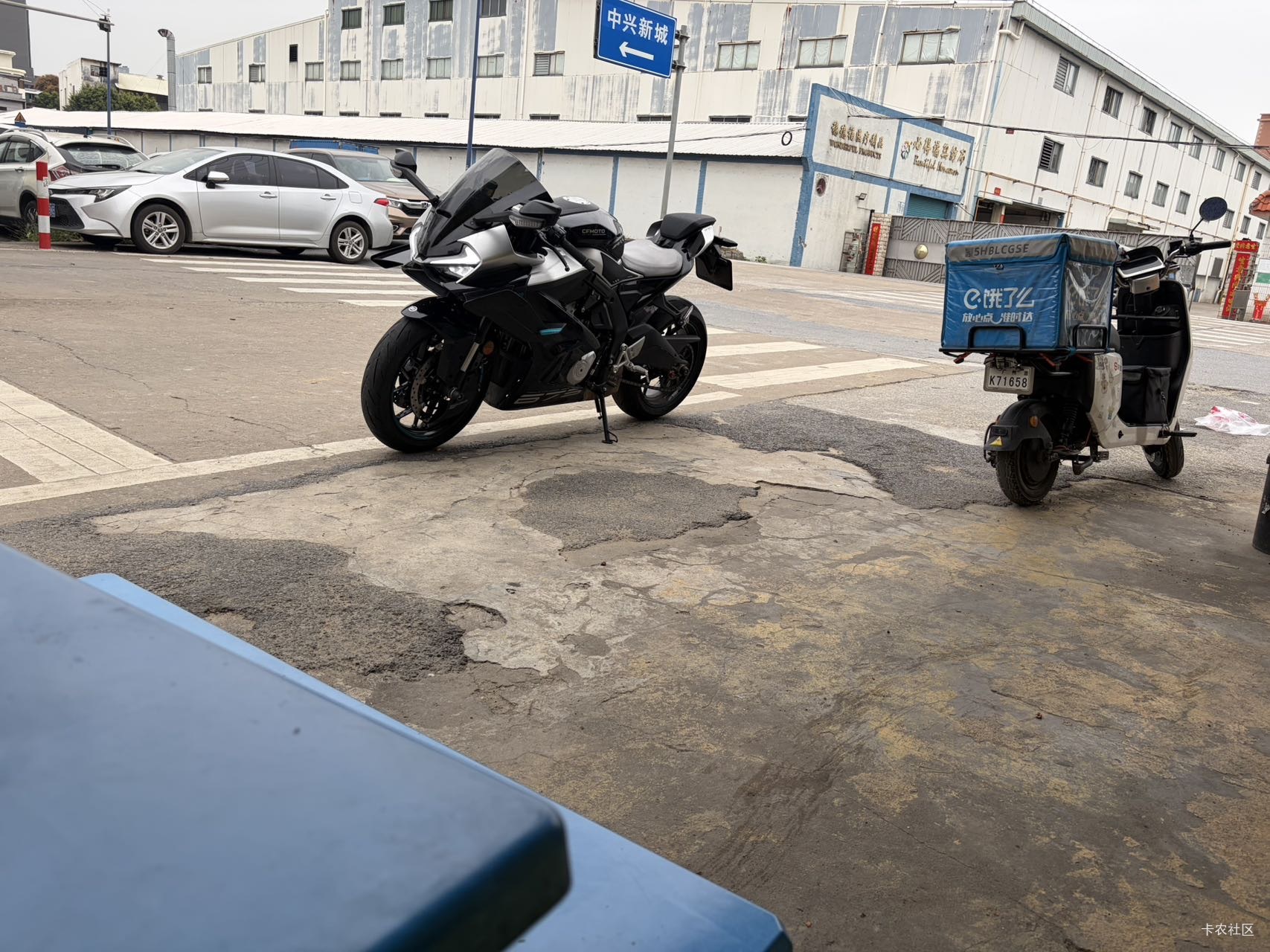 刚送完外卖  就来一辆车  一对比  我感觉我的车  真的太拉了

52 / 作者:会飞的胖鱼 / 