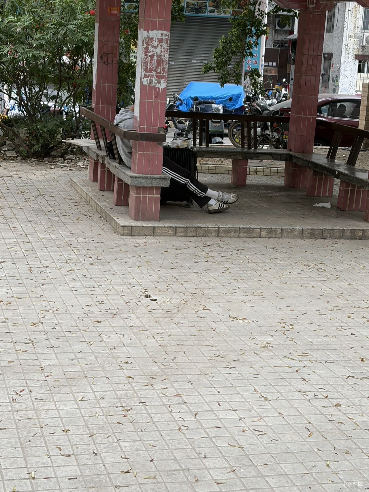 那个老哥还在找工作，速速挂壁

16 / 作者:金东方建材 / 