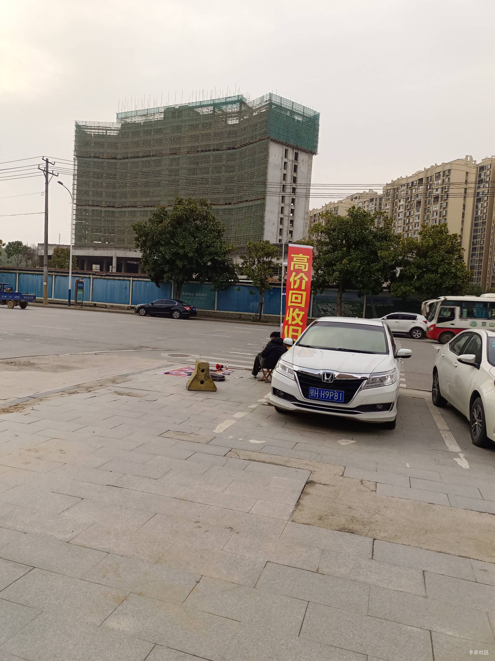 刚出来，走到小区门口。就看到一个年轻小伙， 摆地摊在收

74 / 作者:时光·漫步 / 