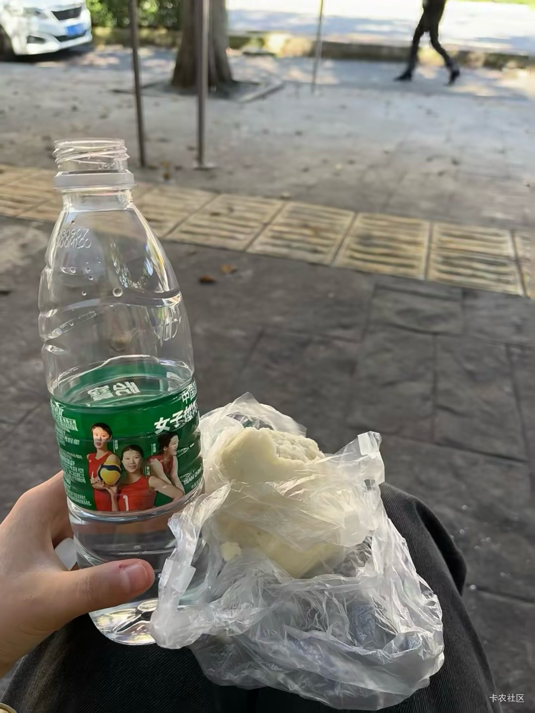 未来在哪里
老哥们30岁了
没学历没人脉没能力没技术没背景
没工作没结婚没存款没对象
29 / 作者:阿努纳奇 / 