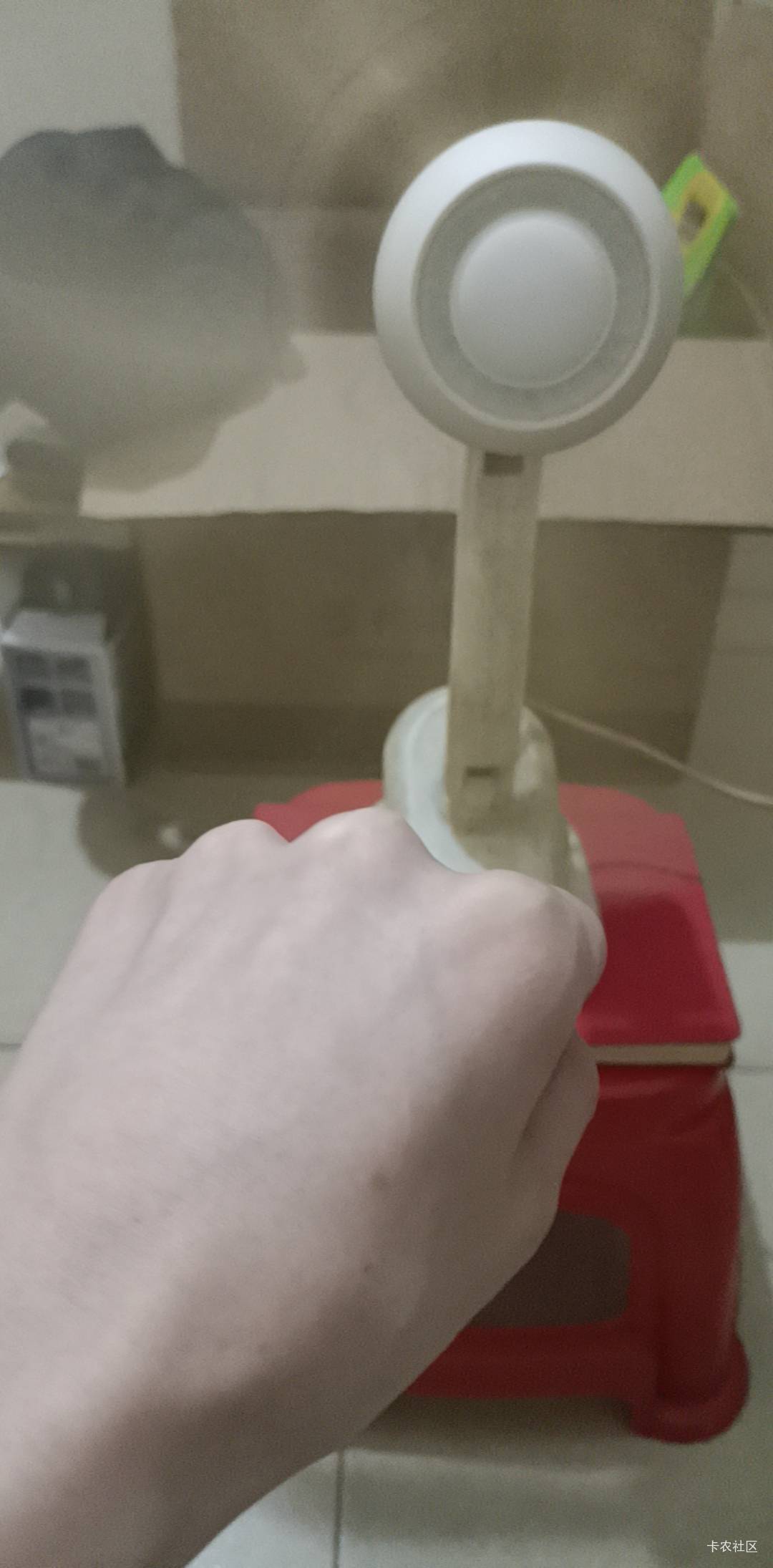 孤独的人吹挂壁风扇

100 / 作者:大荒 / 