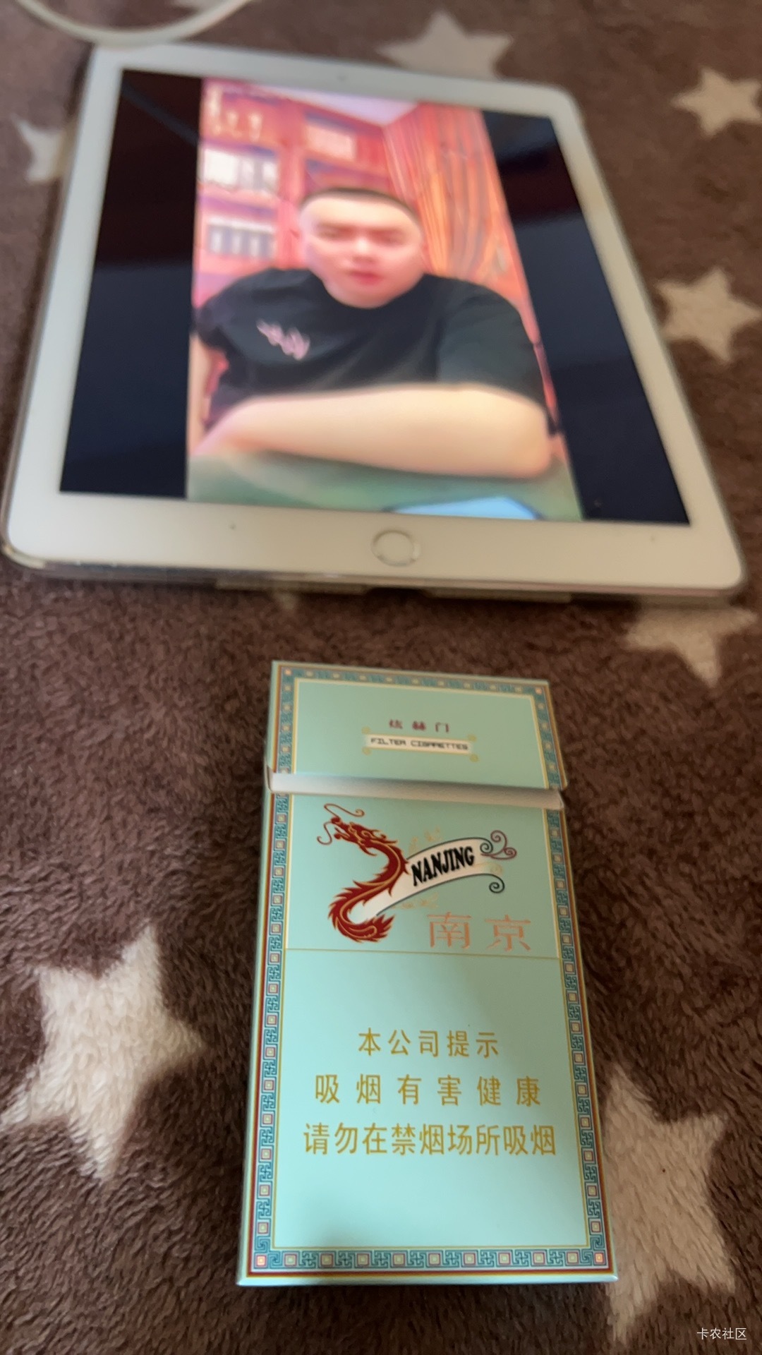 这烟又涨了变20块了 哈哈

89 / 作者:小熊科技 / 