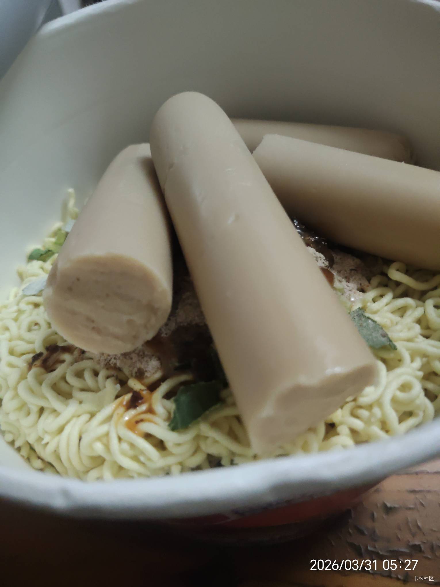 刚送完外卖回来，吃泡面都敢加两个火腿了，挂壁卡农仔敢吗，饿死。

17 / 作者:陆羽 / 