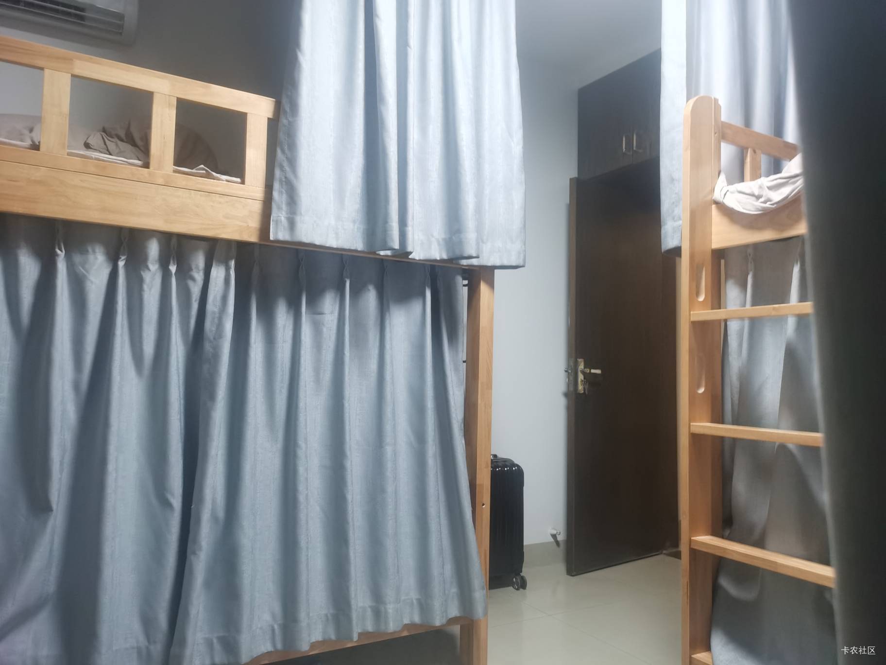 在青旅的老哥们，集合了，发张现在的图片用一哈。酒店挂壁房的不要。
34 / 作者:冷雨夜不想归家 / 