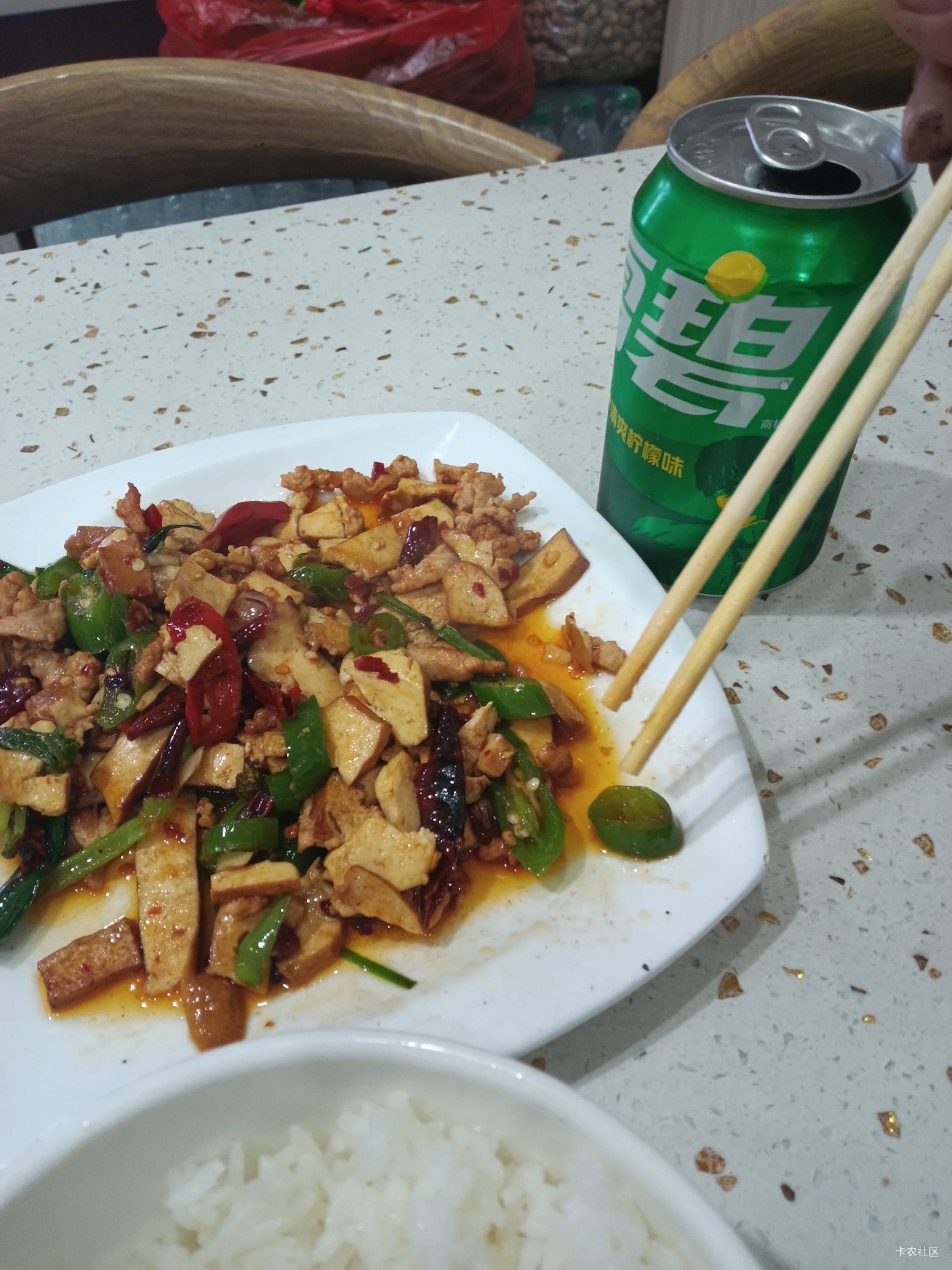 老王忙碌了一天终于吃上饭了


32 / 作者:涂家明针 / 