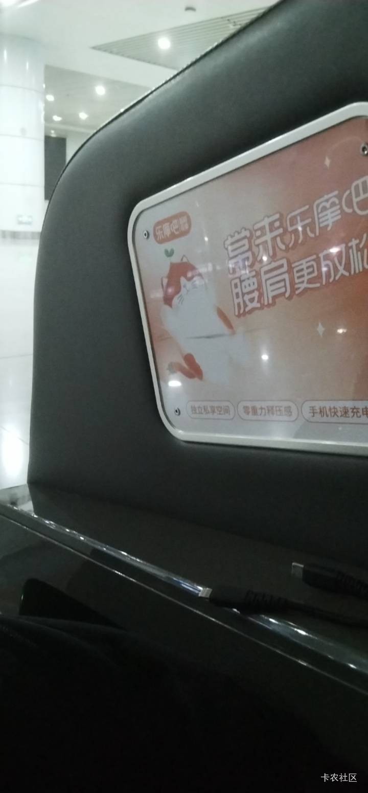 深夜好渴啊，网咖买了一瓶脉动8块，遇到一个挂壁老哥躺在按摩椅上
37 / 作者:大耳朵图途 / 