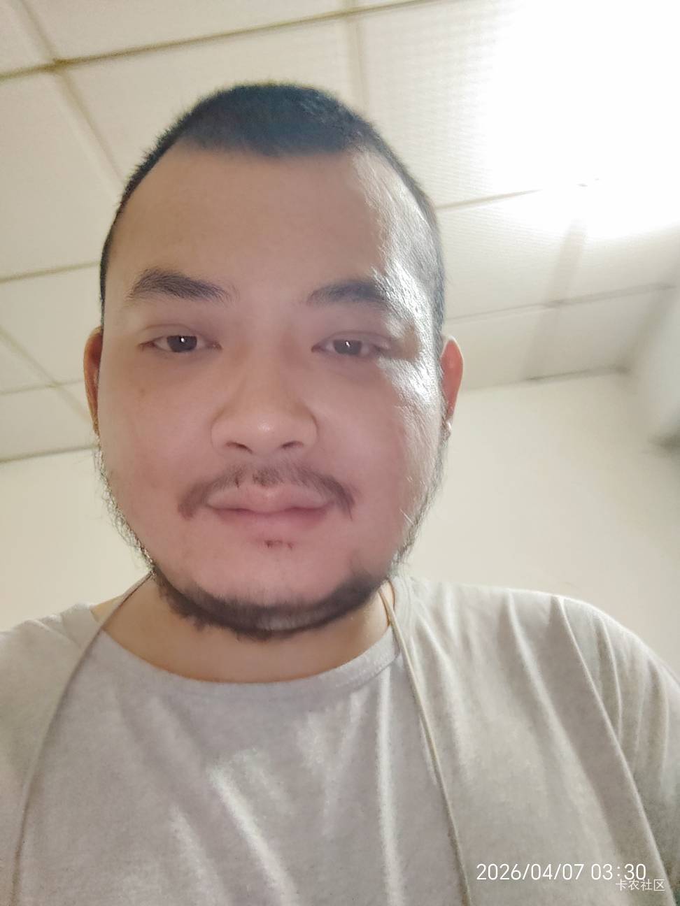 刚跑外卖回来，好饿啊，饿了么为什么只有周末才能拉人头？饿晕了。

73 / 作者:陆羽 / 