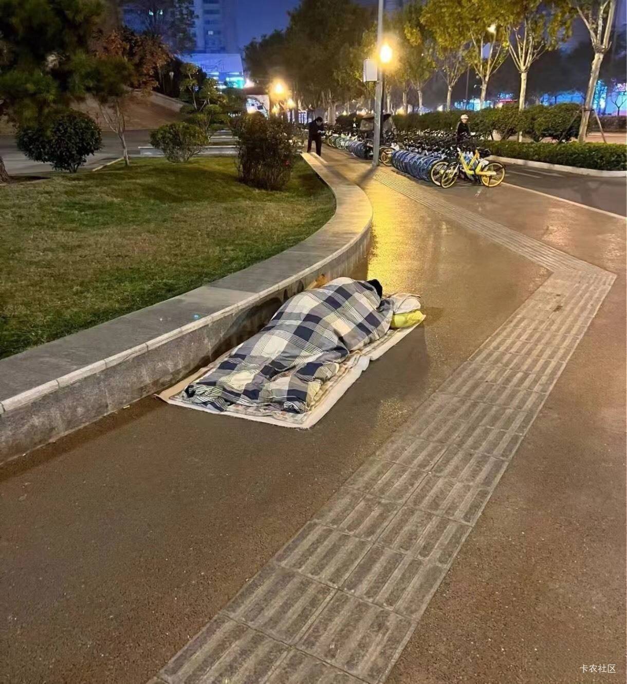 史上最全挂壁攻略
1. 千万不要睡天桥、大街、网吧、公园 、会有人赶

2. 过夜就去机场28 / 作者:广鸡周某人 / 