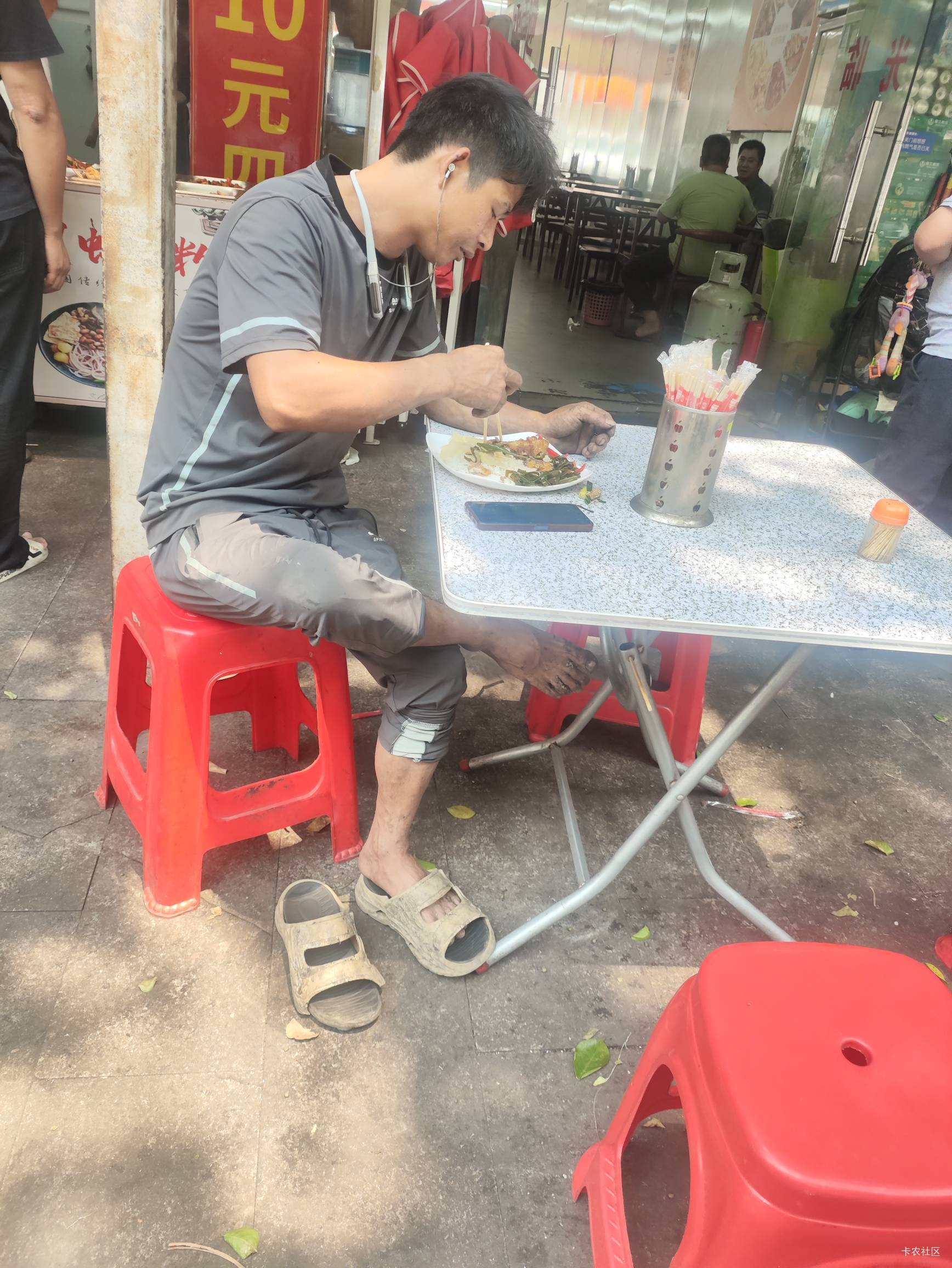 这老哥吃个快餐，手都没洗

100 / 作者:快马逐光 / 