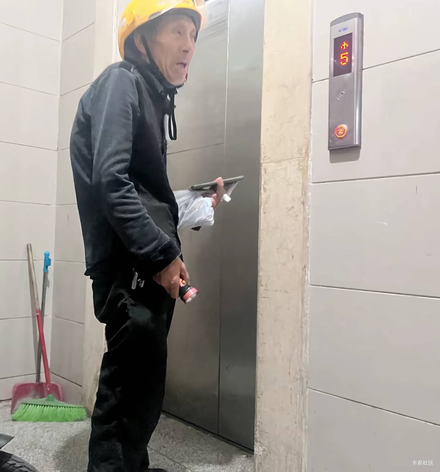 一个老年人还要学会软件平台里面这些操作，真的挺困难的

18 / 作者:羊肉汤 / 