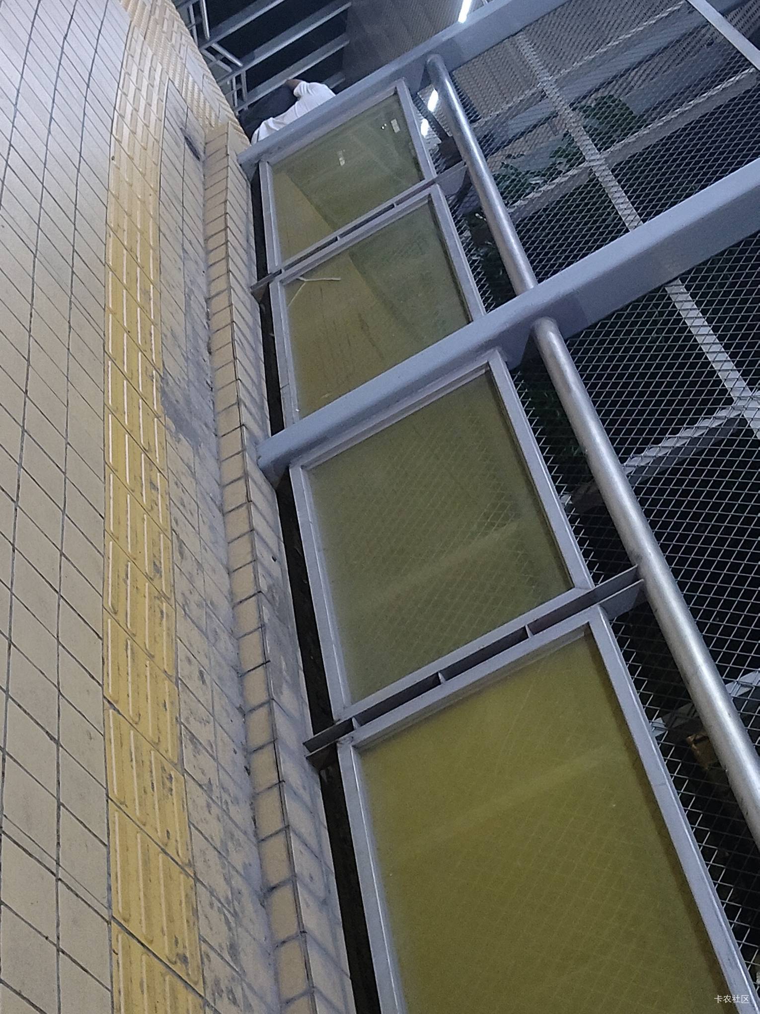 卡农仔不去上班到时候也是这样，拿着行李发呆。

56 / 作者:陆羽 / 