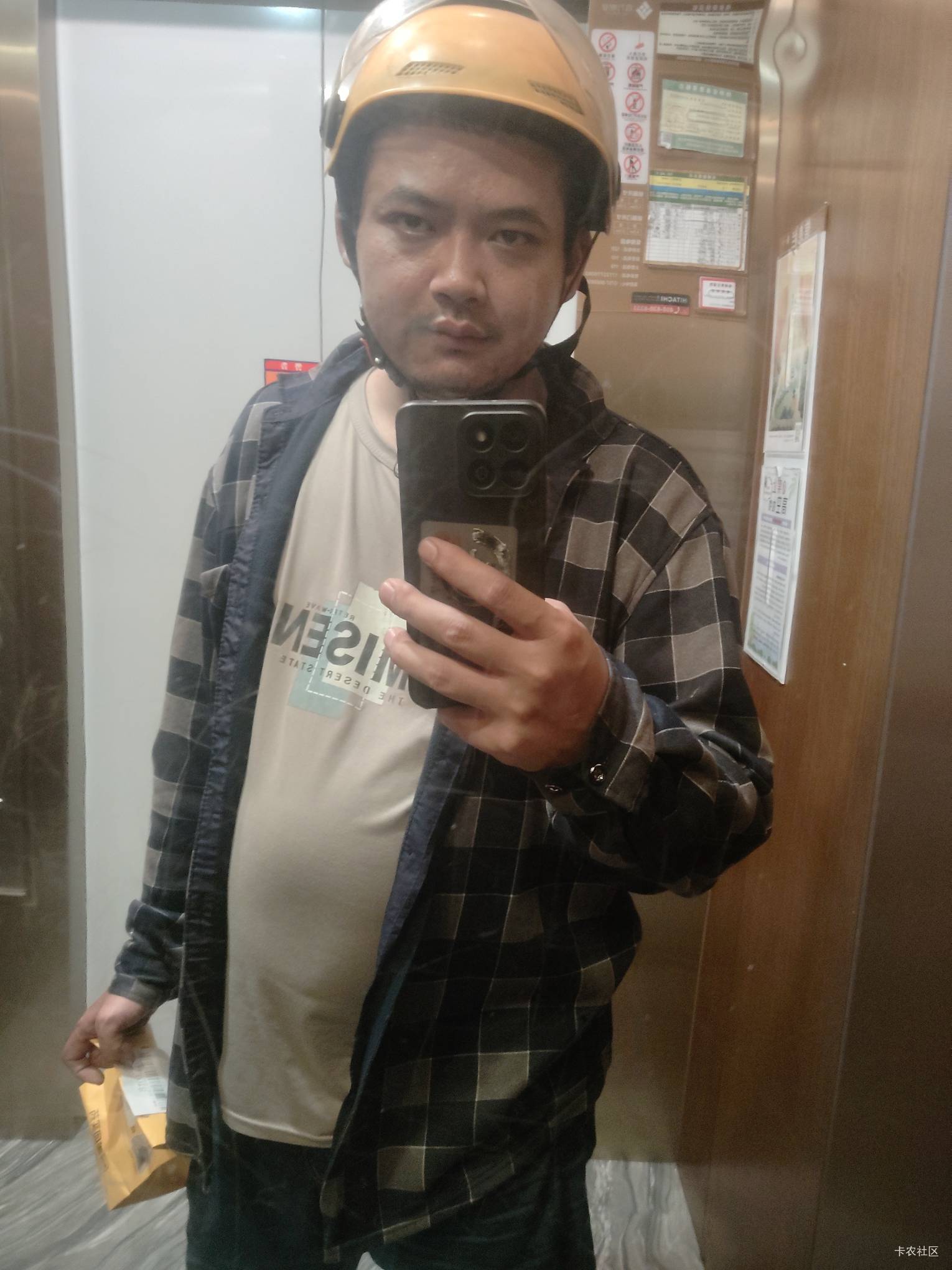 我老陆又在送外卖了，卡农仔收拾好行李去天桥吧。

48 / 作者:陆羽 / 