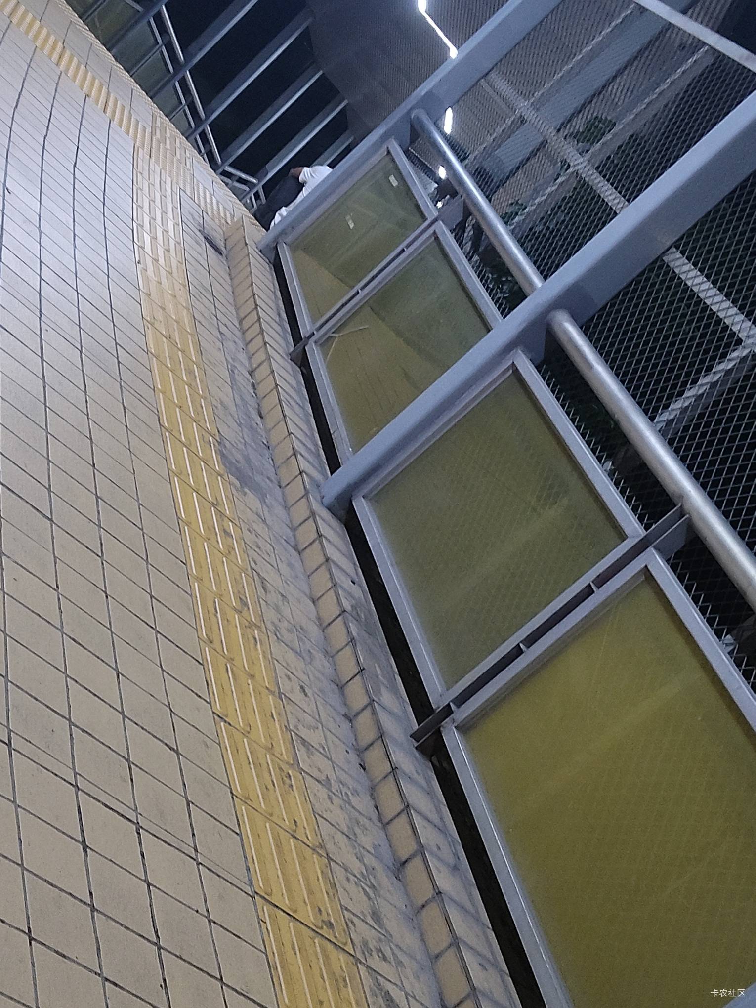 没上班的卡农仔赶紧去天桥抢位置，跟这个老哥拿着行李发呆，我老陆跑外卖又一百可以玩9 / 作者:陆羽 / 