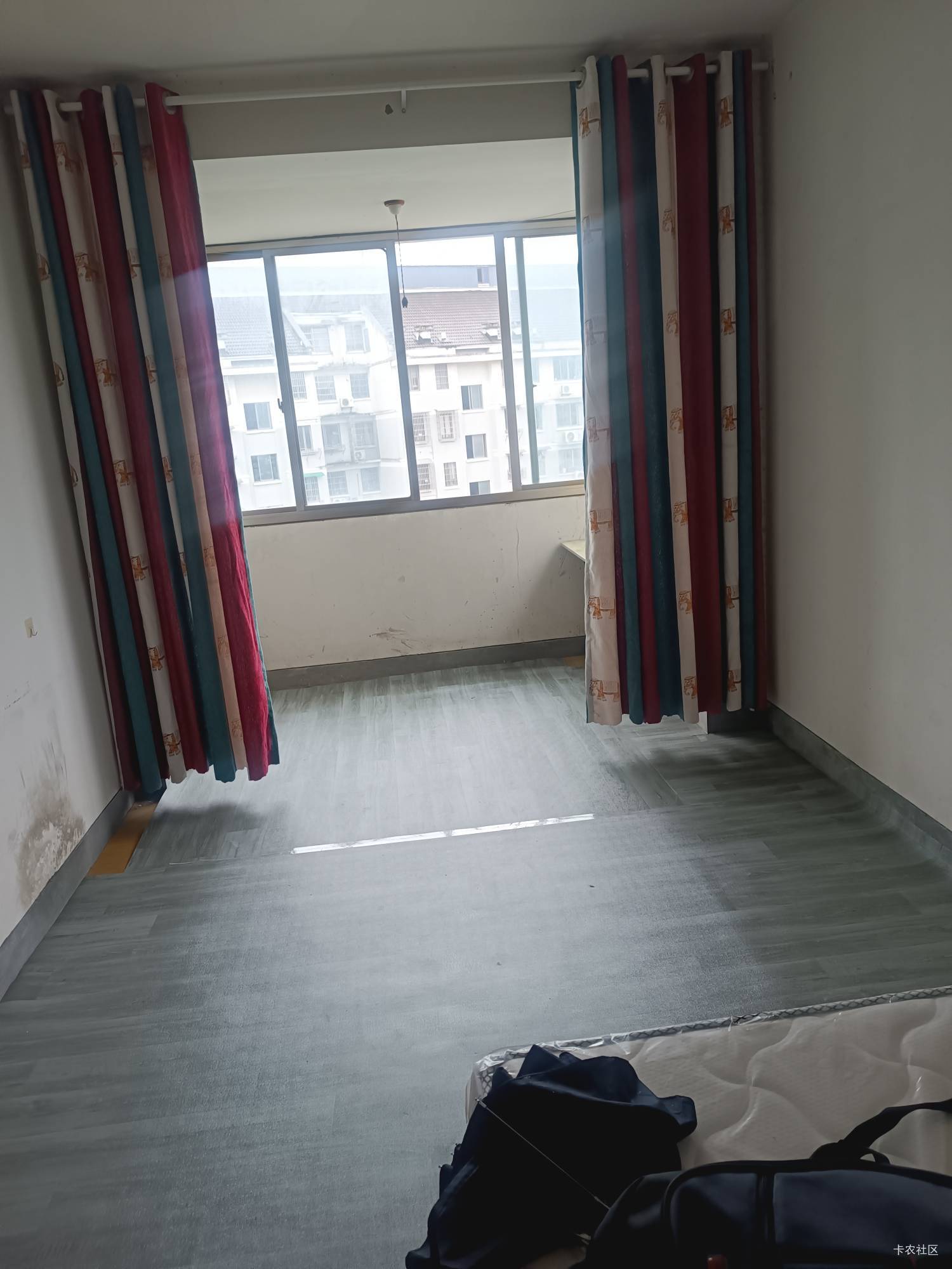 350一个月，公园厕所，坐标宁波，厕所厕纸堆满了，没人倒

28 / 作者:努力努力再努力2 / 