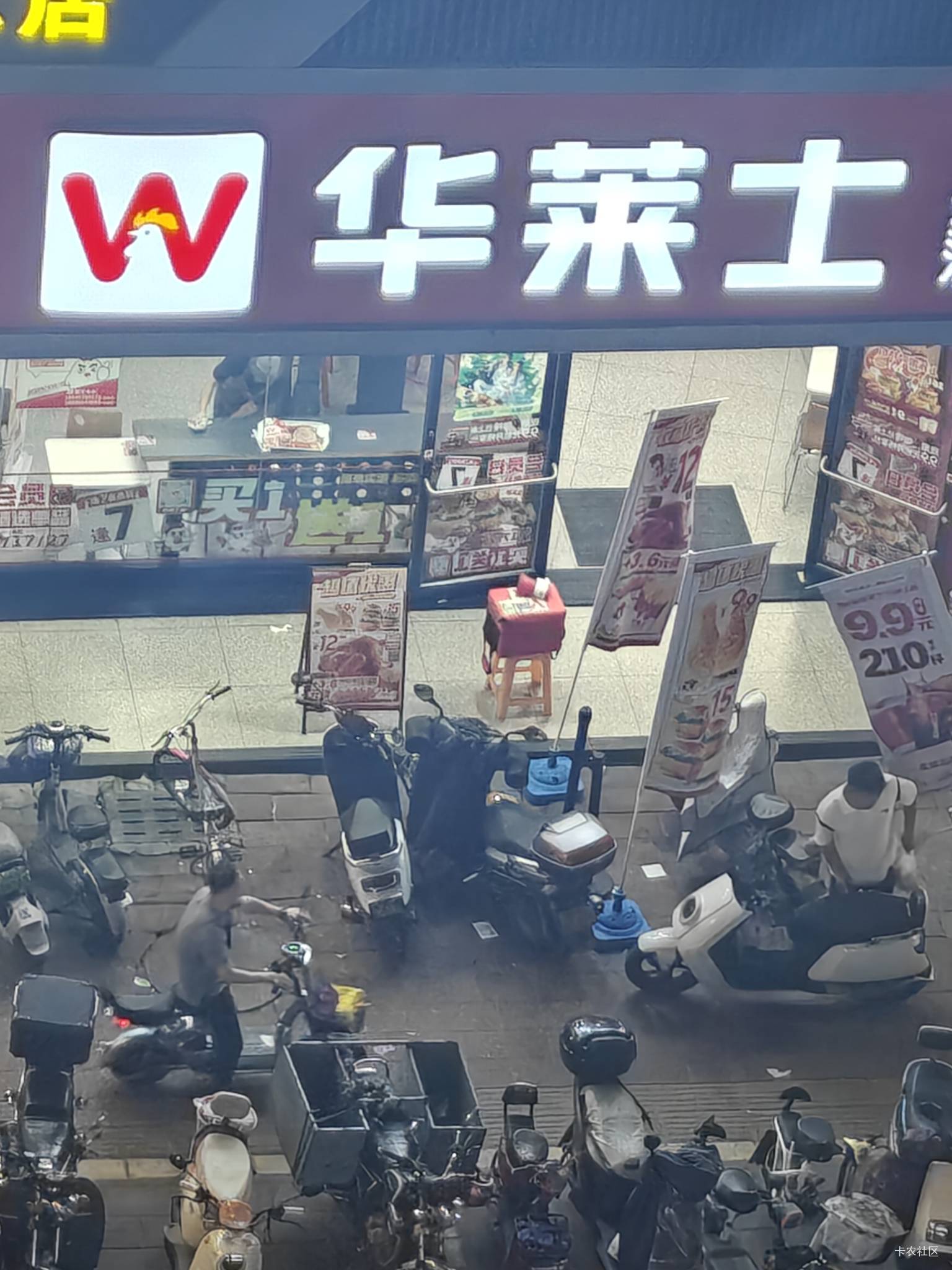 东哥外卖，能不点华莱士就不要点，哪怕加个几块去塔司定都强不少，喷射战士不开玩笑，56 / 作者:琵琶 / 