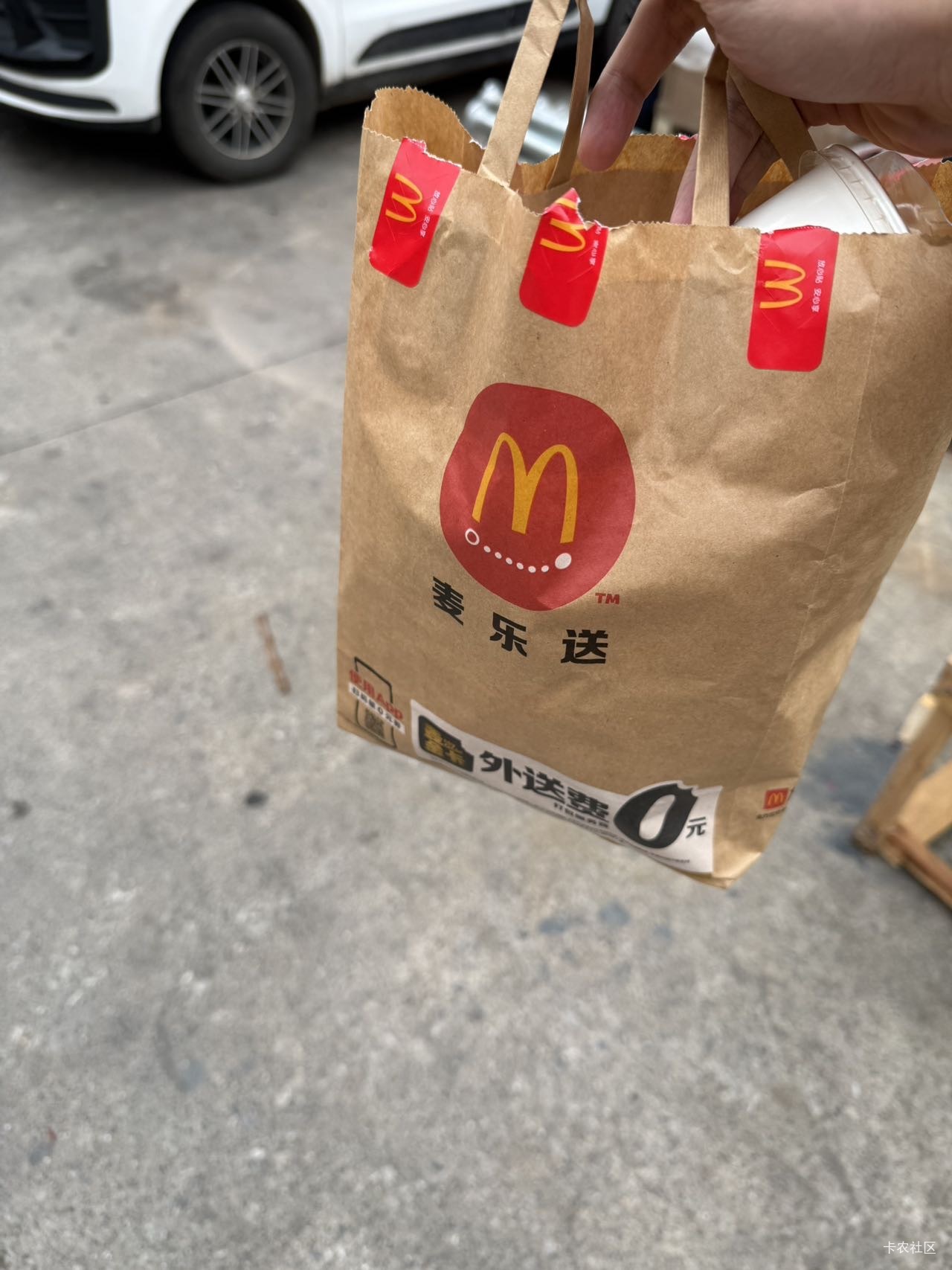 刚跟老哥抢宝箱被吐口水，好气啊，没钱连开宝箱都被欺负。

6 / 作者:牛嫂子 / 