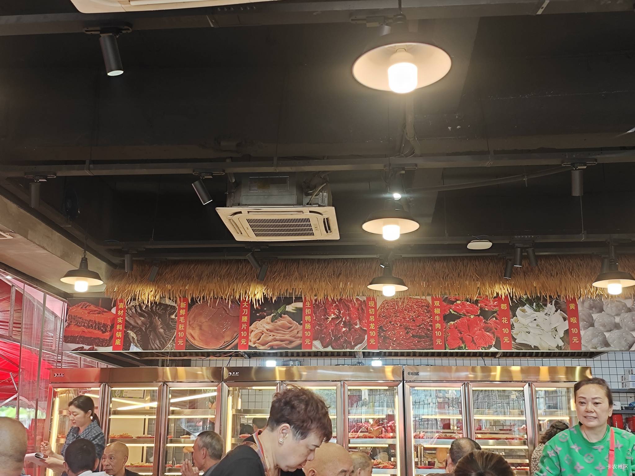 老哥们吃火锅了，所有荤菜10元，老板怎么赚钱的？


75 / 作者:曾经遗忘的角落 / 
