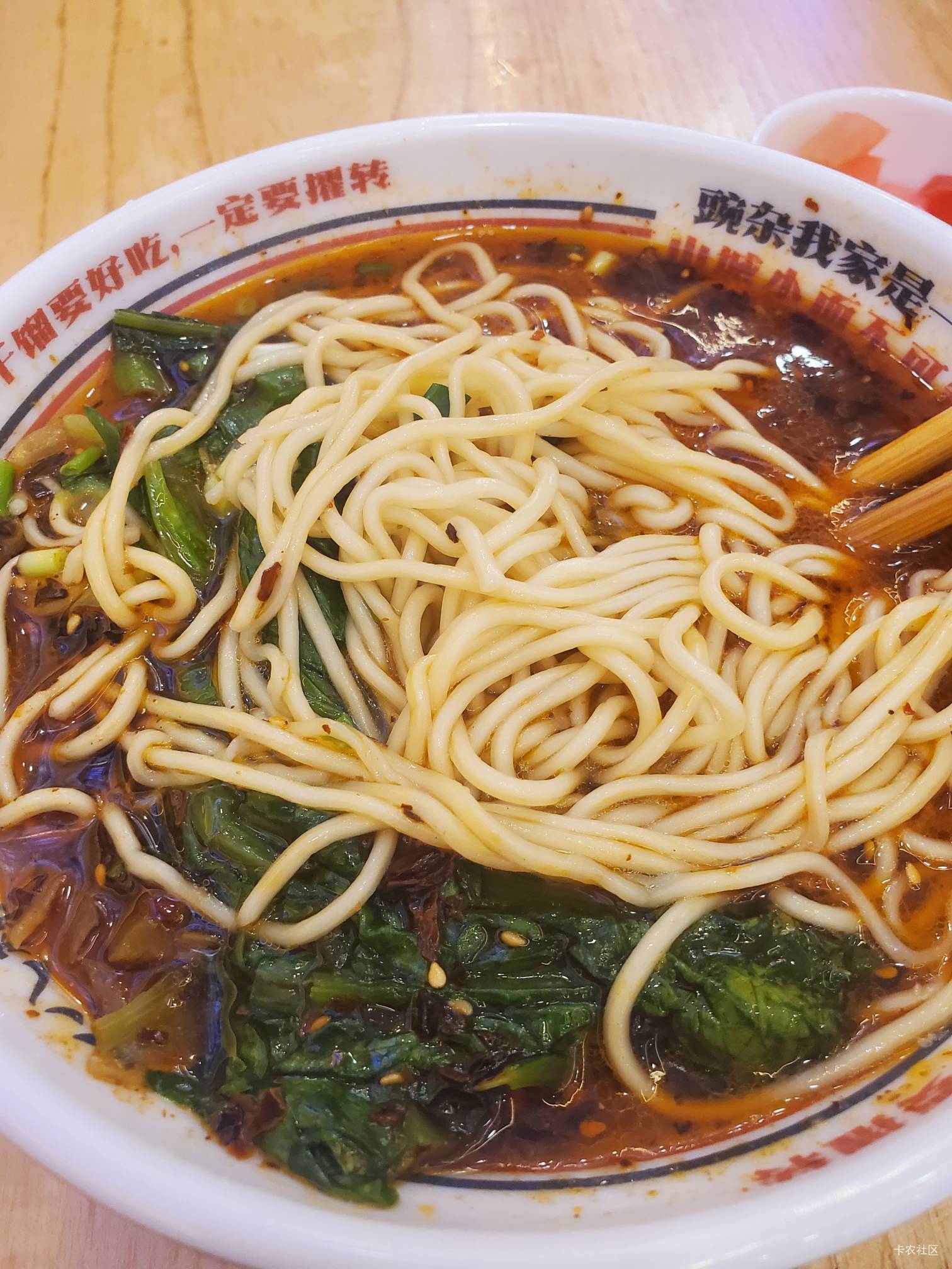 重庆挂壁老哥五一找好桥洞睡了吗 挂壁酒店都翻了两三倍还被订满了 嗦碗小面找了个顺风57 / 作者:玛卡巴卡哟 / 