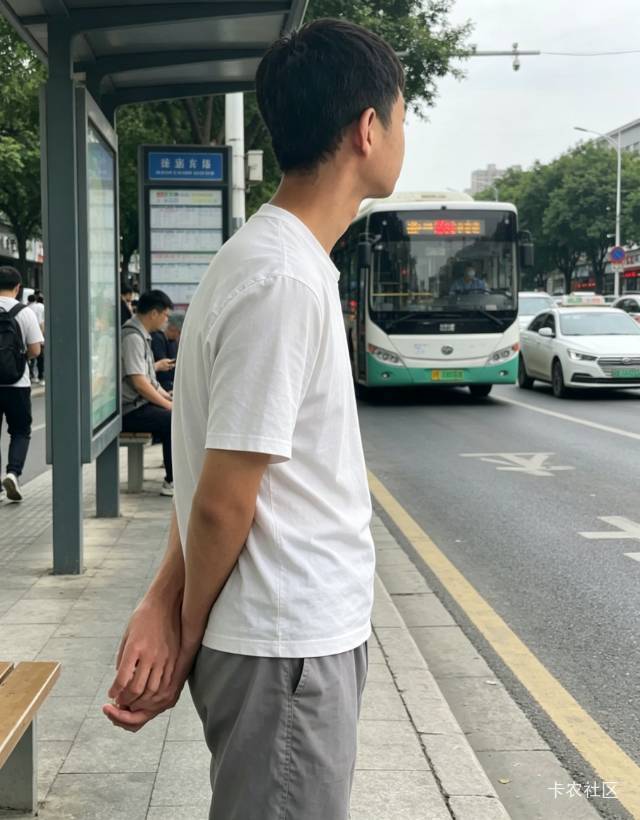 今天回小钦州了等会到高速路下车转去南宁老表那喝两杯，上回和他吹大了说我海量，结果65 / 作者:小明同学ya / 