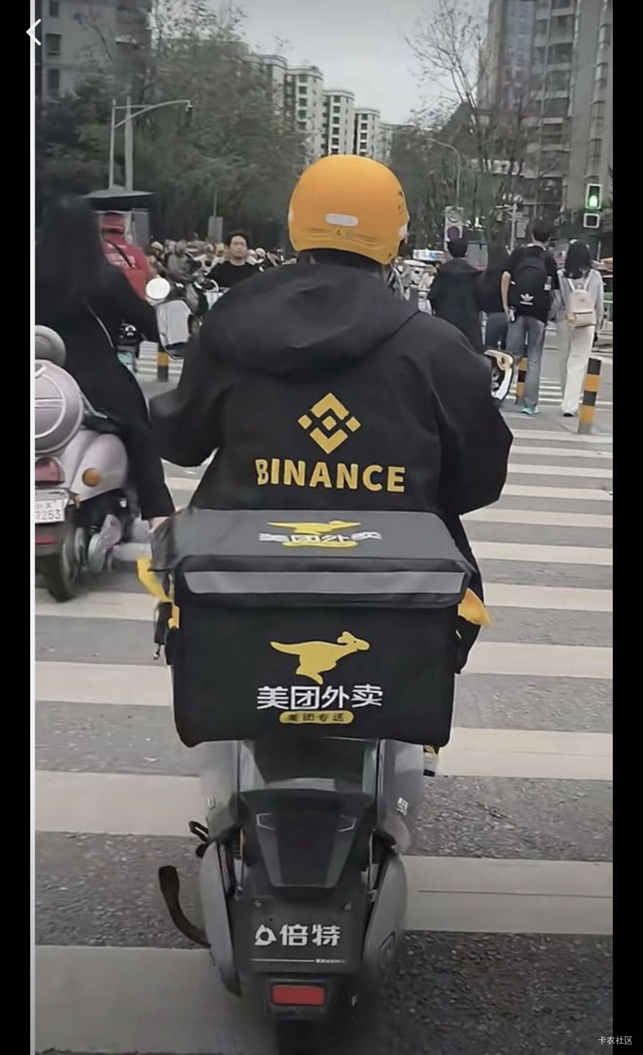 是不是送外卖不挣钱了，在奶茶店一堆老哥在吹牛

59 / 作者:牛嫂子 / 