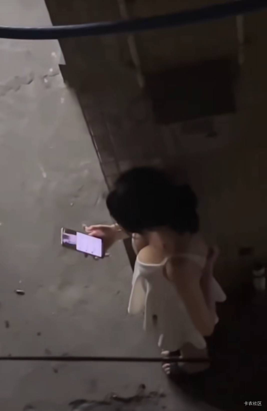 大半夜还在蹭网刷剧，等一会我把网线拔了

34 / 作者:高渐离kk / 