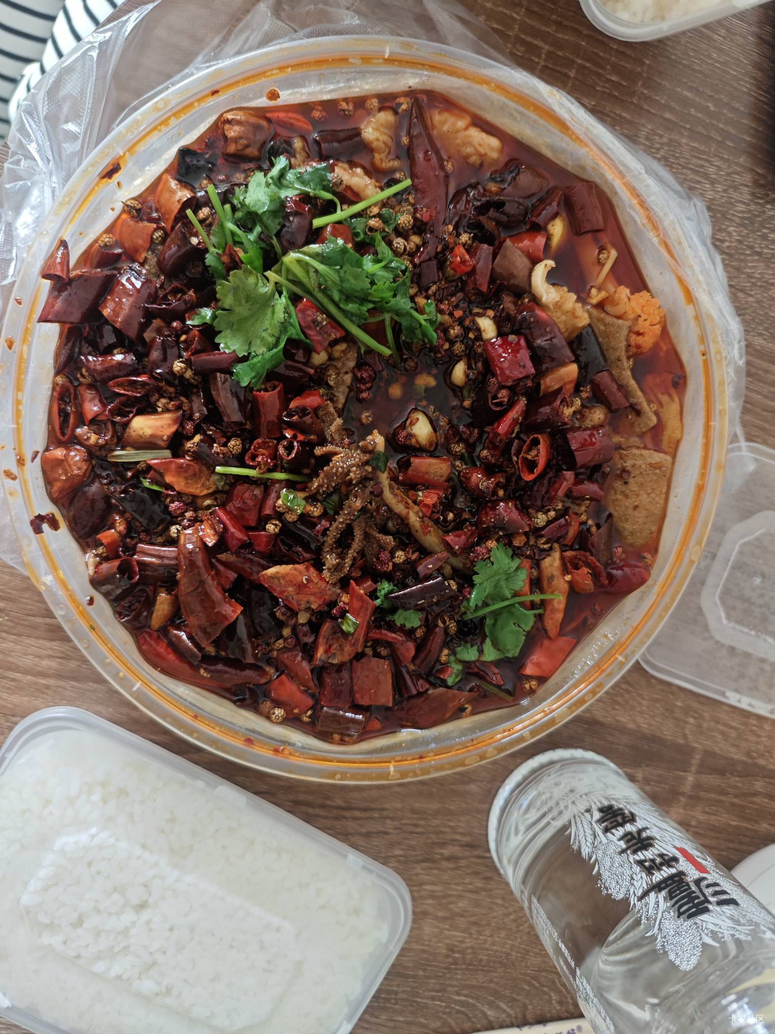 老哥们吃饭了，这一顿花了63，打包回来的，感觉被坑了，平常在店里也就四五十左右

94 / 作者:曾经遗忘的角落 / 