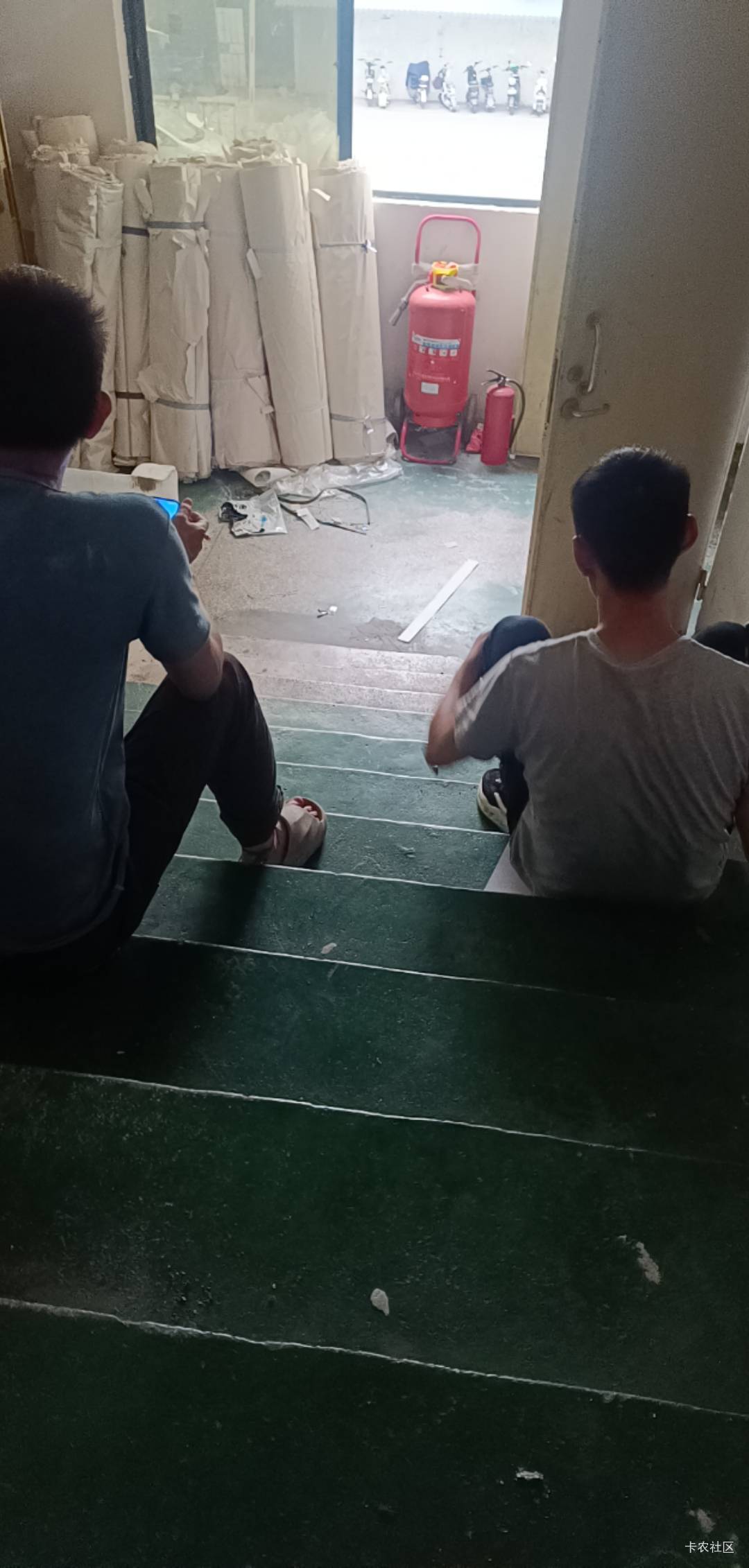 和老哥烧支烟。

0 / 作者:北部湾银行 / 
