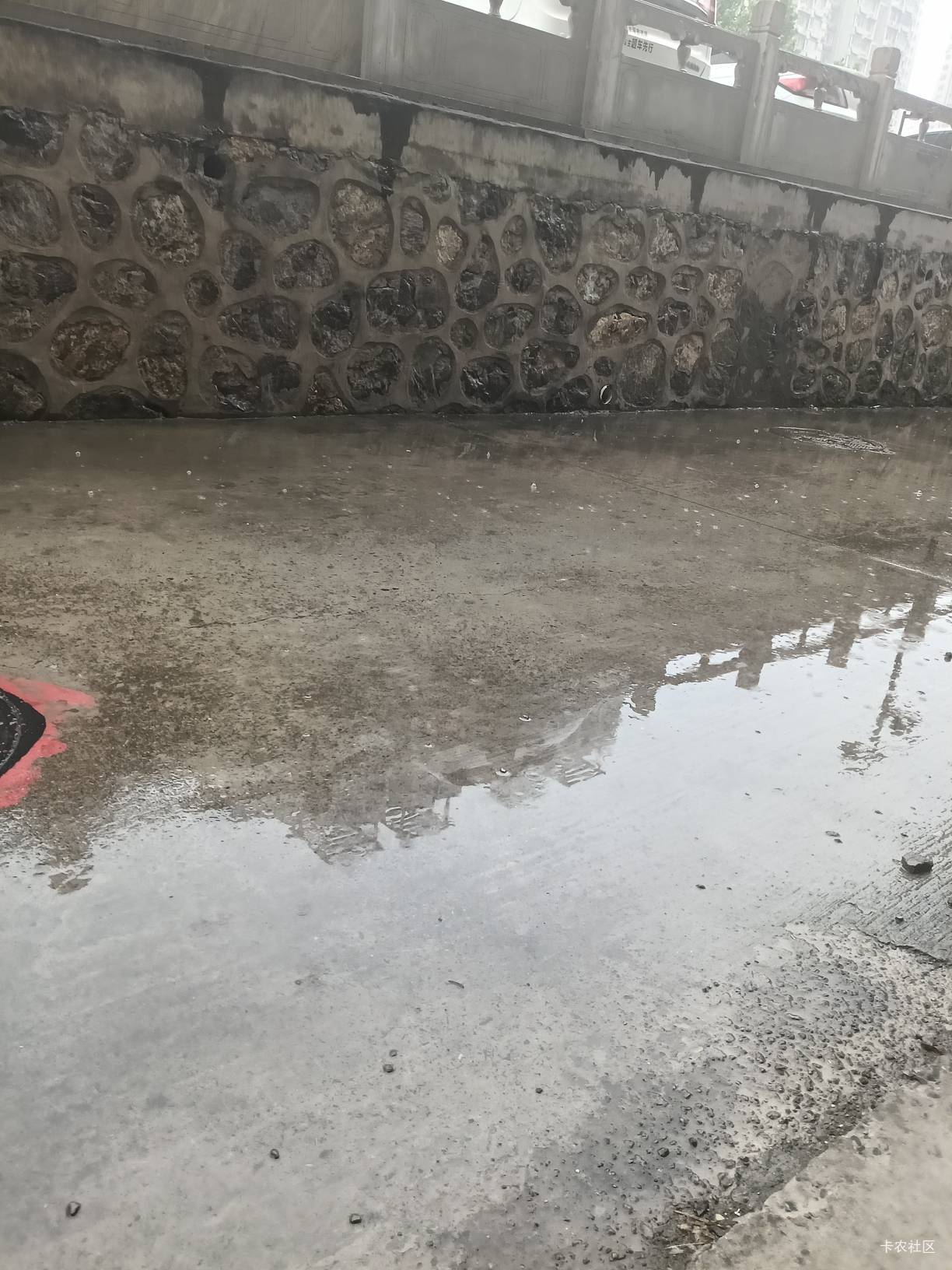 老哥们，下雨了，瘫痪在墙角下。


80 / 作者:你等等我好不好 / 