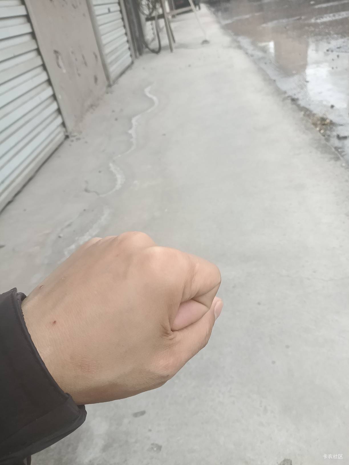 老哥们，下雨了，瘫痪在墙角下。


19 / 作者:你等等我好不好 / 