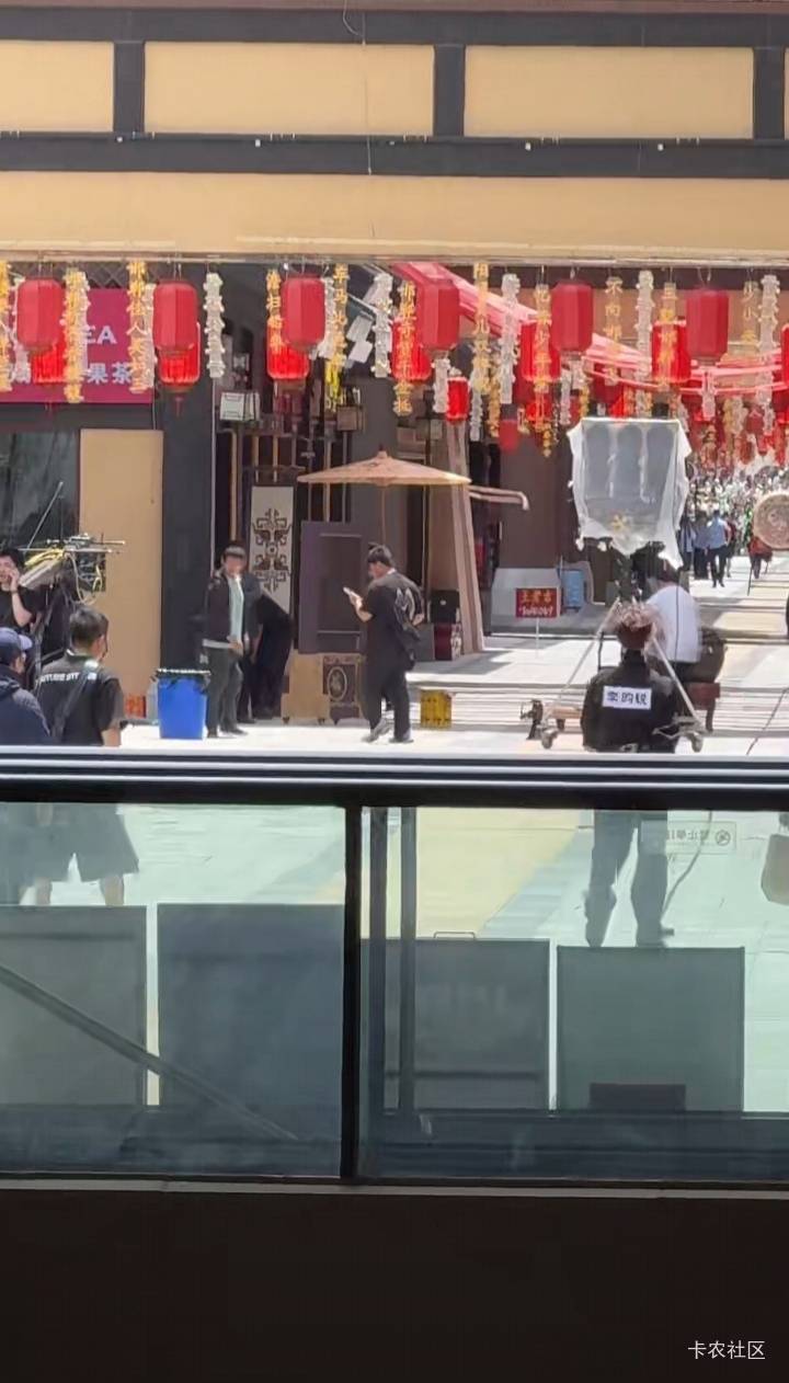 跑男来我们这里录制，我们这里昨天下雨，这些粉丝就淋一夜。张真源粉丝最疯狂，然后就78 / 作者:你等等我好不好 / 