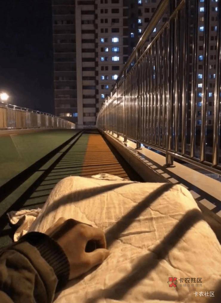 造孽啊，烟瘾犯了又没录到钱去买，捡烟头了

81 / 作者:老李很衰 / 