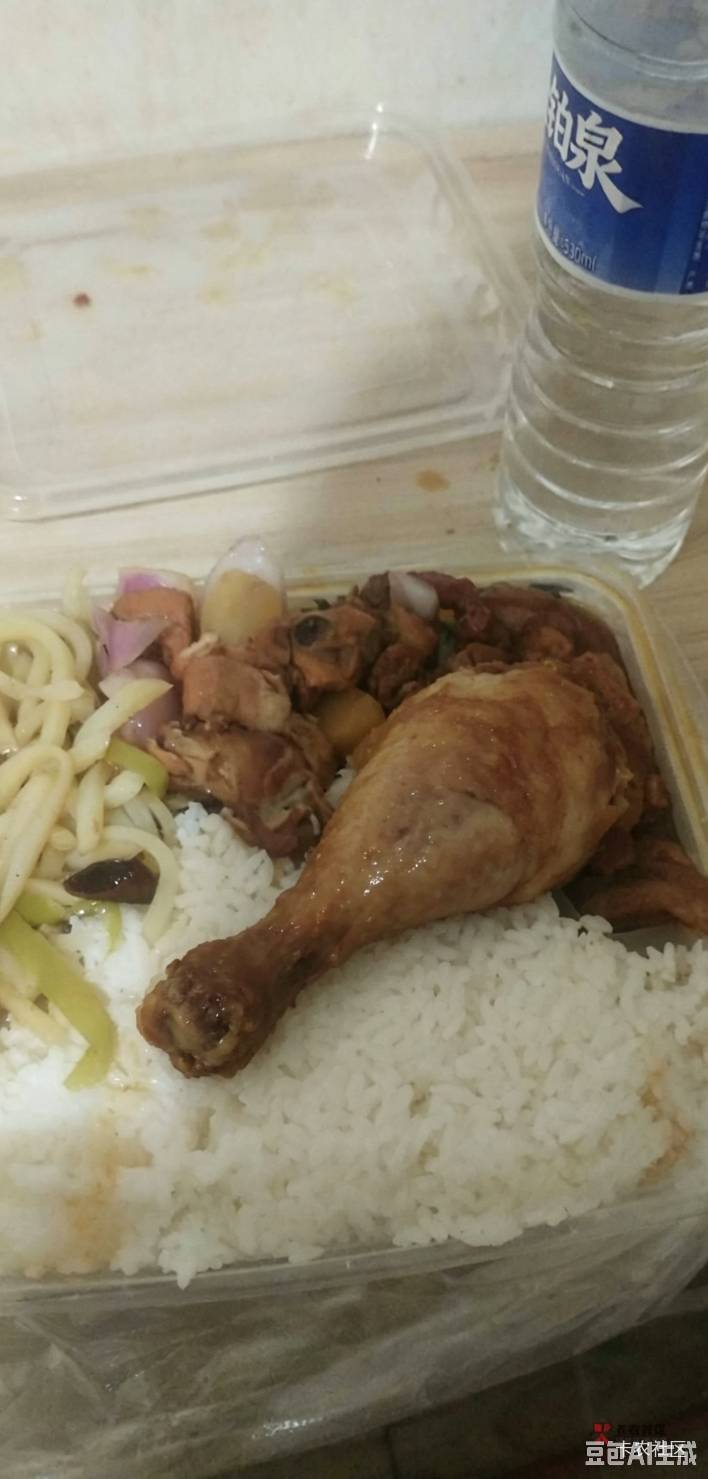 快三点那会跑单路过大寺，到店自取6.3的盒饭还有个挂壁水，吃出头发都算老板送的周边
46 / 作者:莫大先生 / 