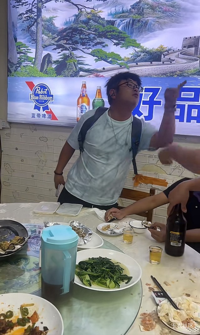 这个肥佬大耳是哪个老哥，蹭饭还牛比红红的

43 / 作者:阿生的故事 / 