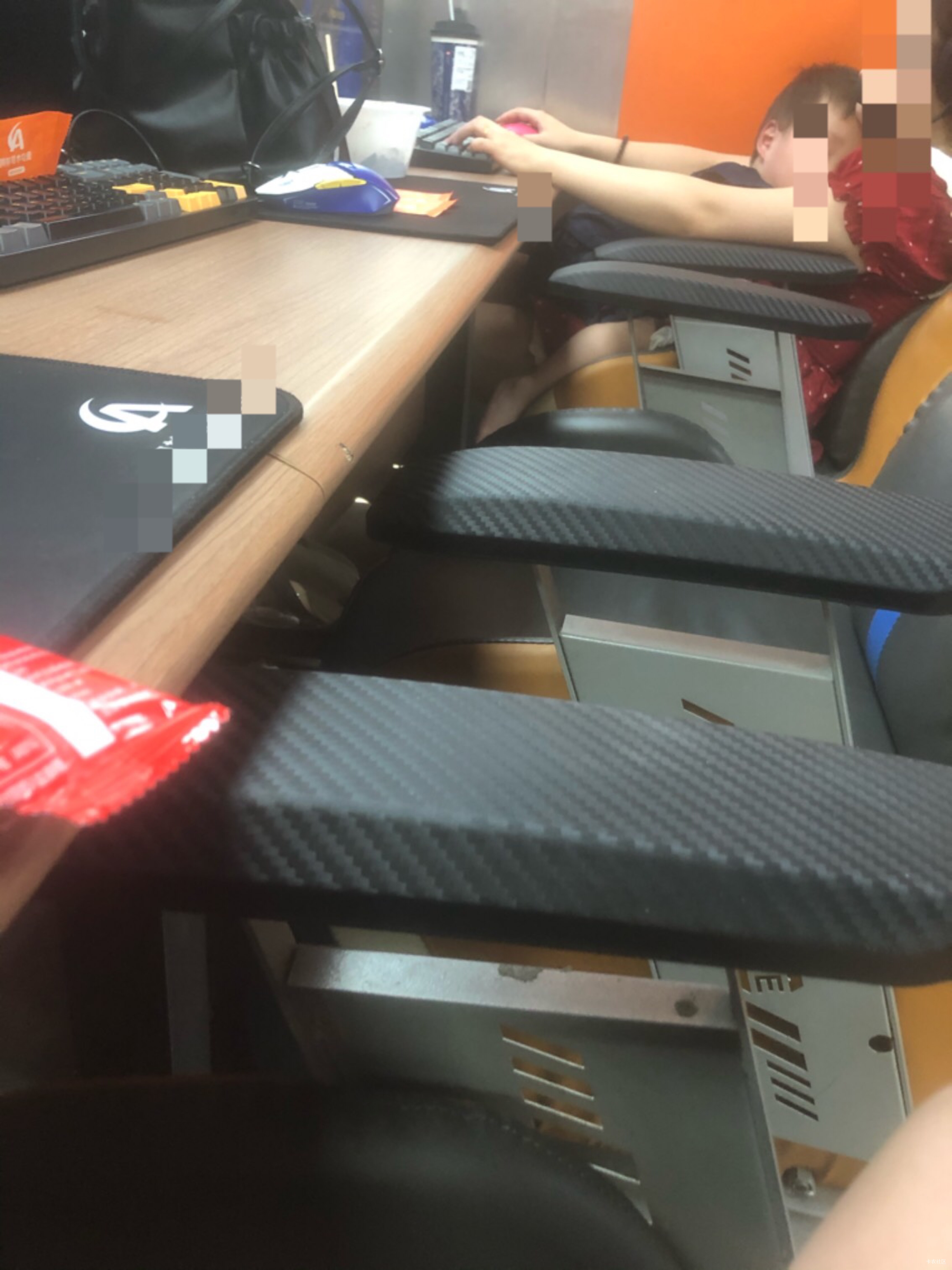 难道是挂壁宝妈？天天带个小孩网吧玩游戏

7 / 作者:那个她 / 
